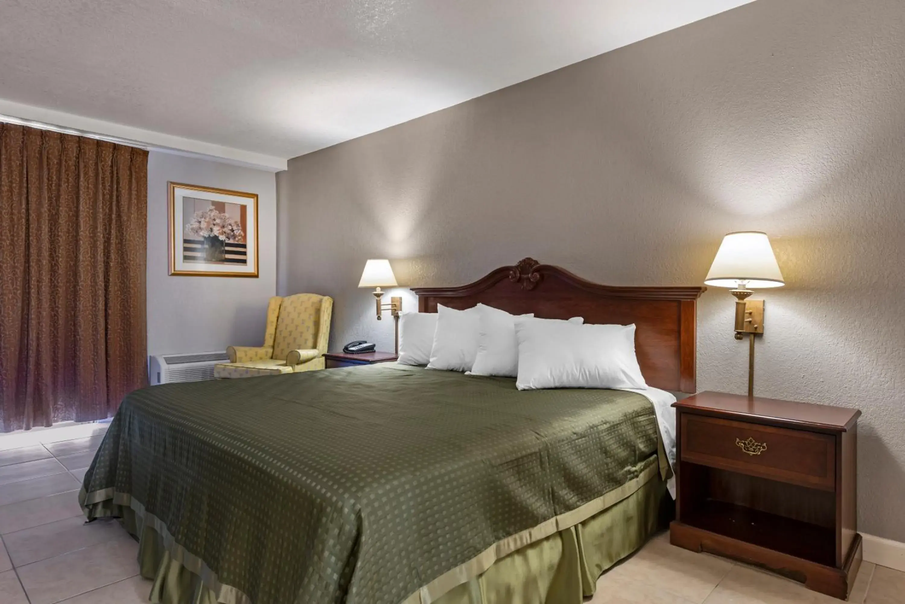 Photo of the whole room, Bed in Rodeway Inn Clermont - Minneola - Groveland - Leeseburg Photo of the whole room, Bed in Rodeway Inn Clermont - Minneola - Groveland - Leeseburg