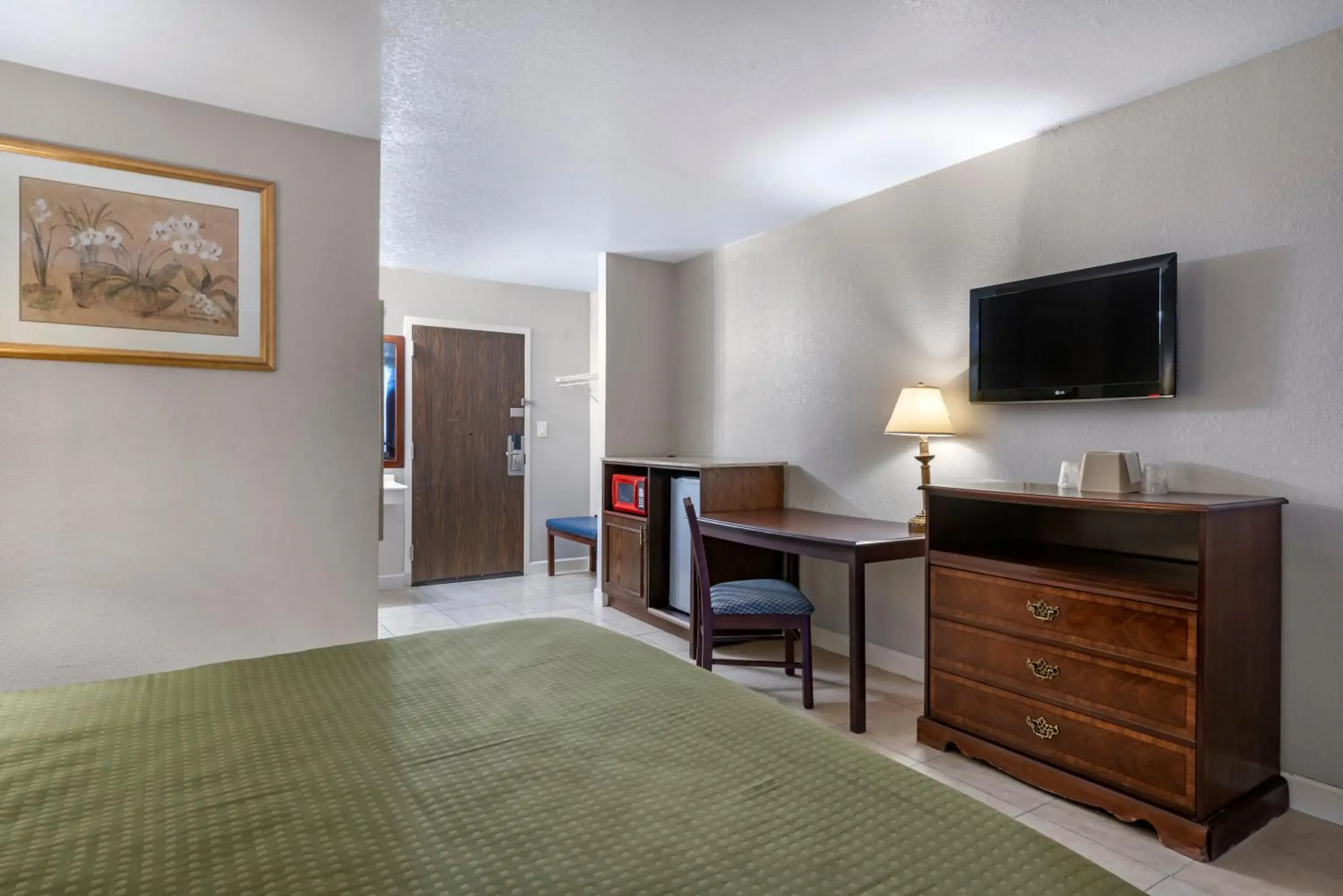 Photo of the whole room, Bed in Rodeway Inn Clermont - Minneola - Groveland - Leeseburg Photo of the whole room, Bed in Rodeway Inn Clermont - Minneola - Groveland - Leeseburg