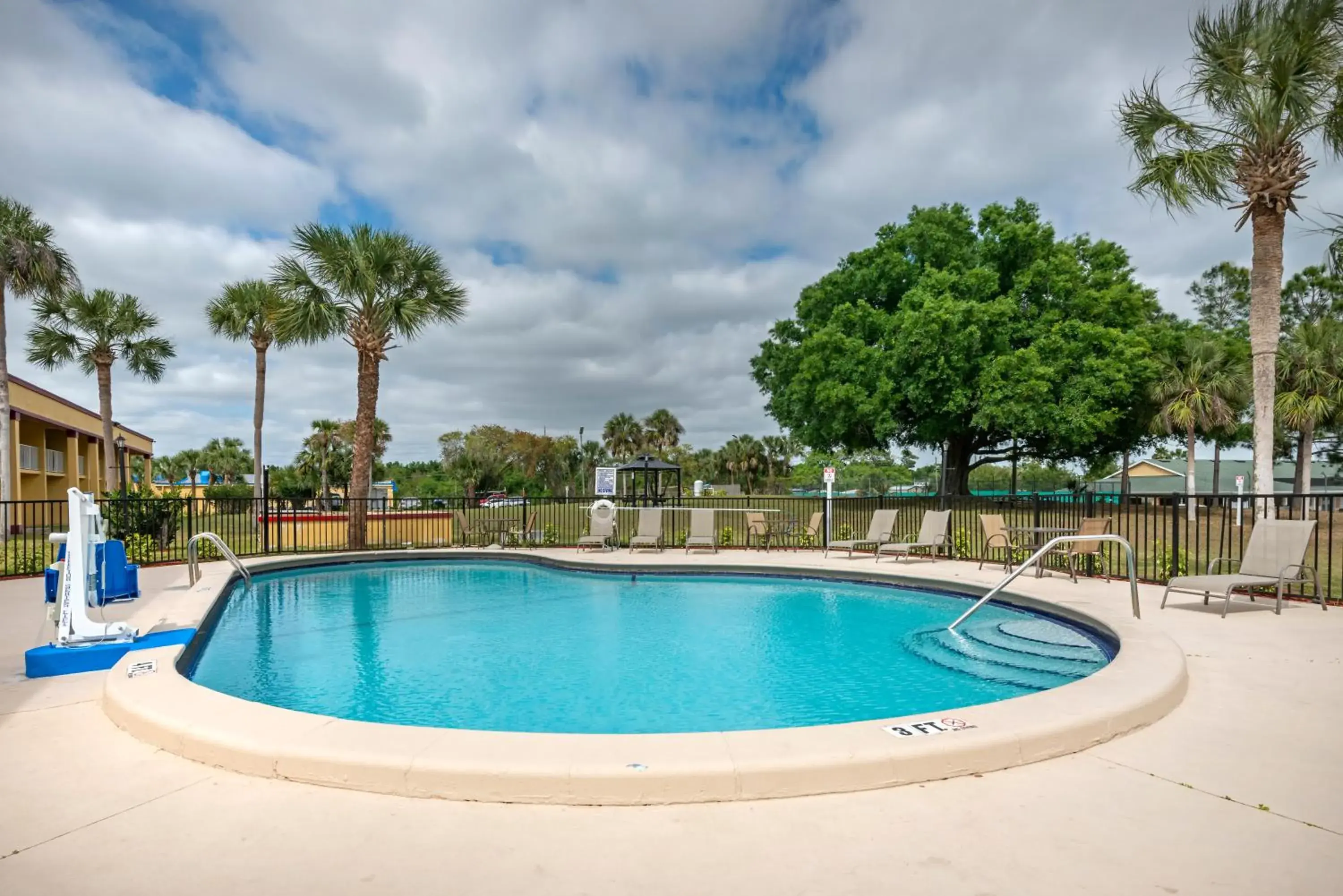 Swimming pool in Rodeway Inn Clermont - Minneola - Groveland - Leeseburg Swimming pool in Rodeway Inn Clermont - Minneola - Groveland - Leeseburg