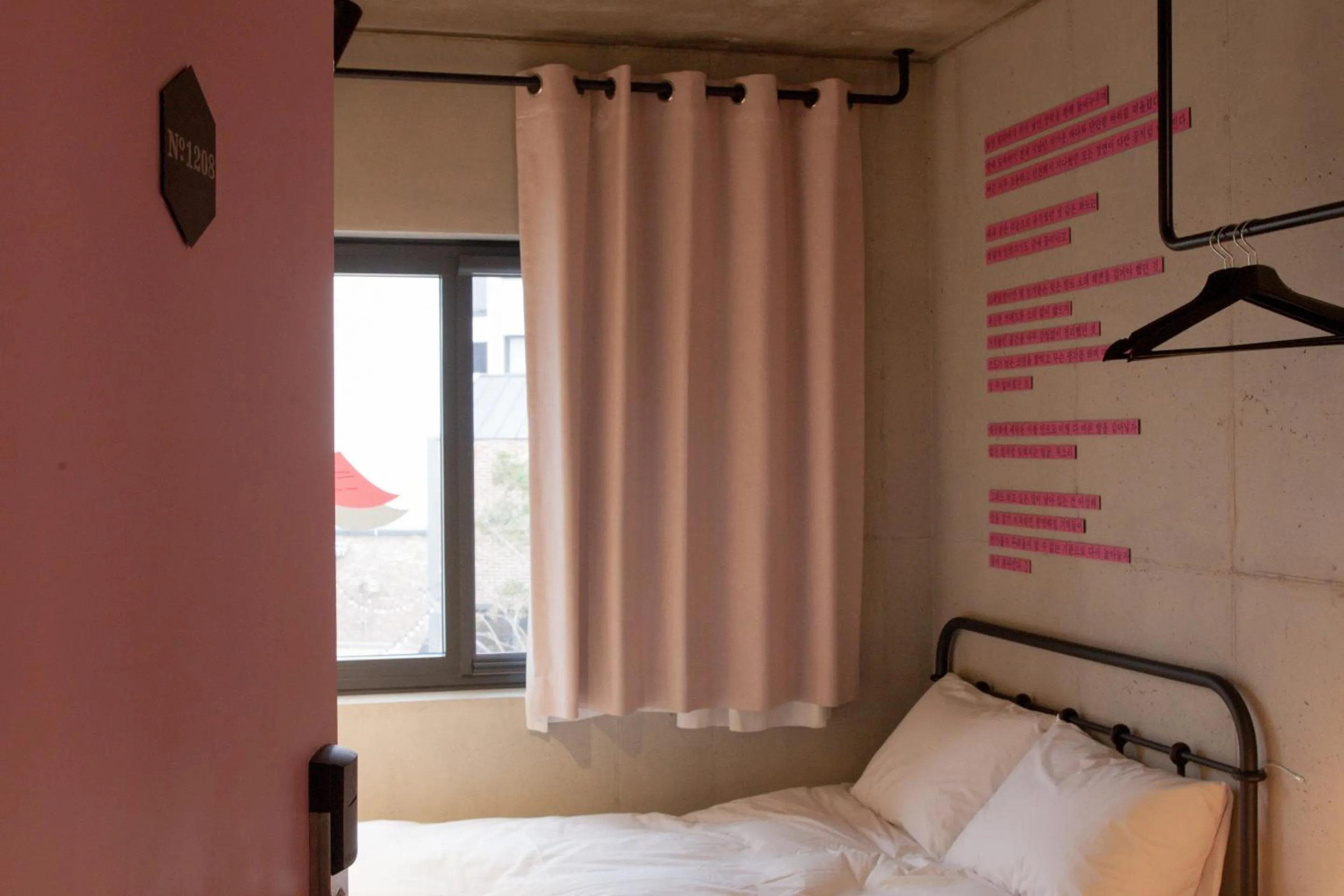 Photo of the whole room, Bed in Playce Camp Jeju