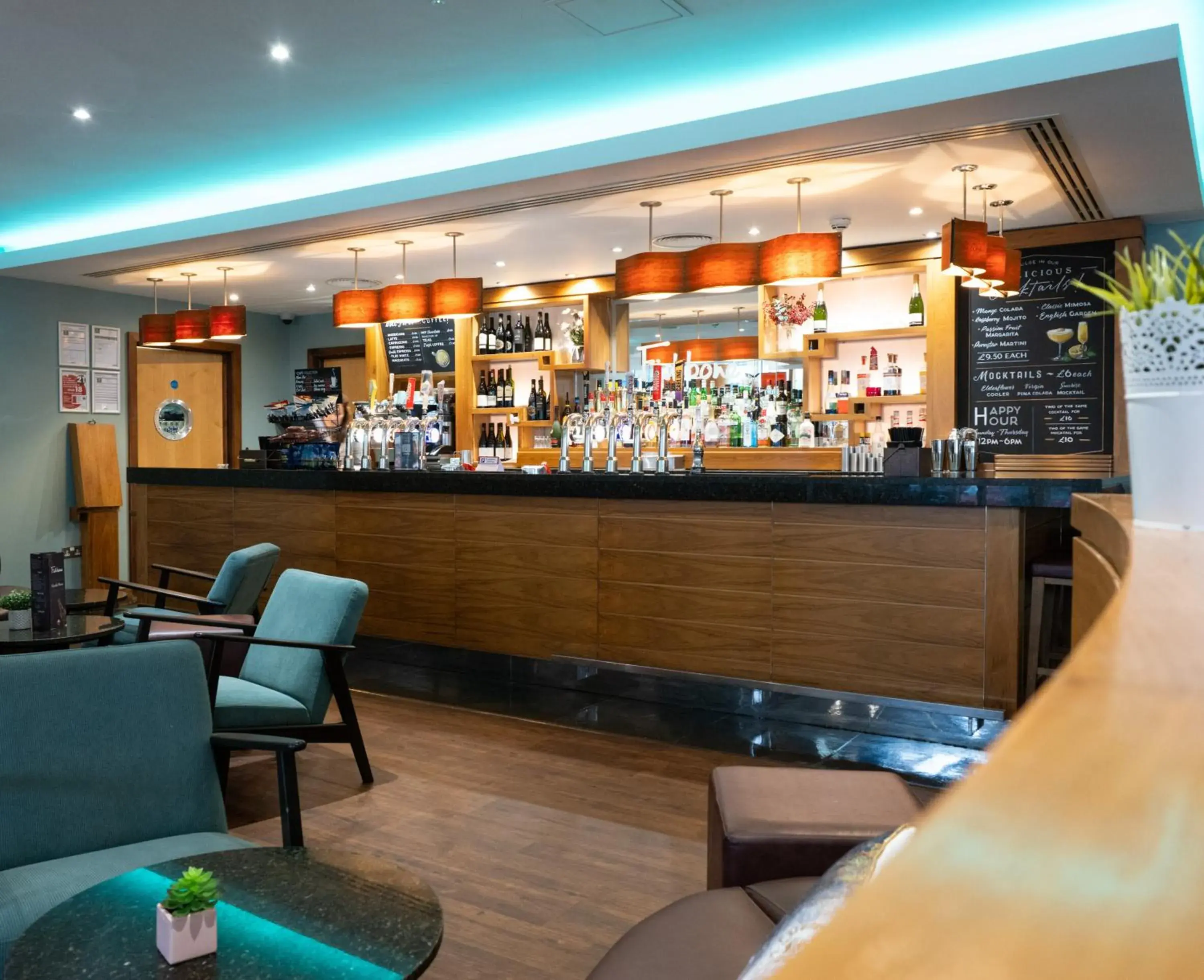 Lounge or bar in Future Inn Plymouth Lounge or bar in Future Inn Plymouth