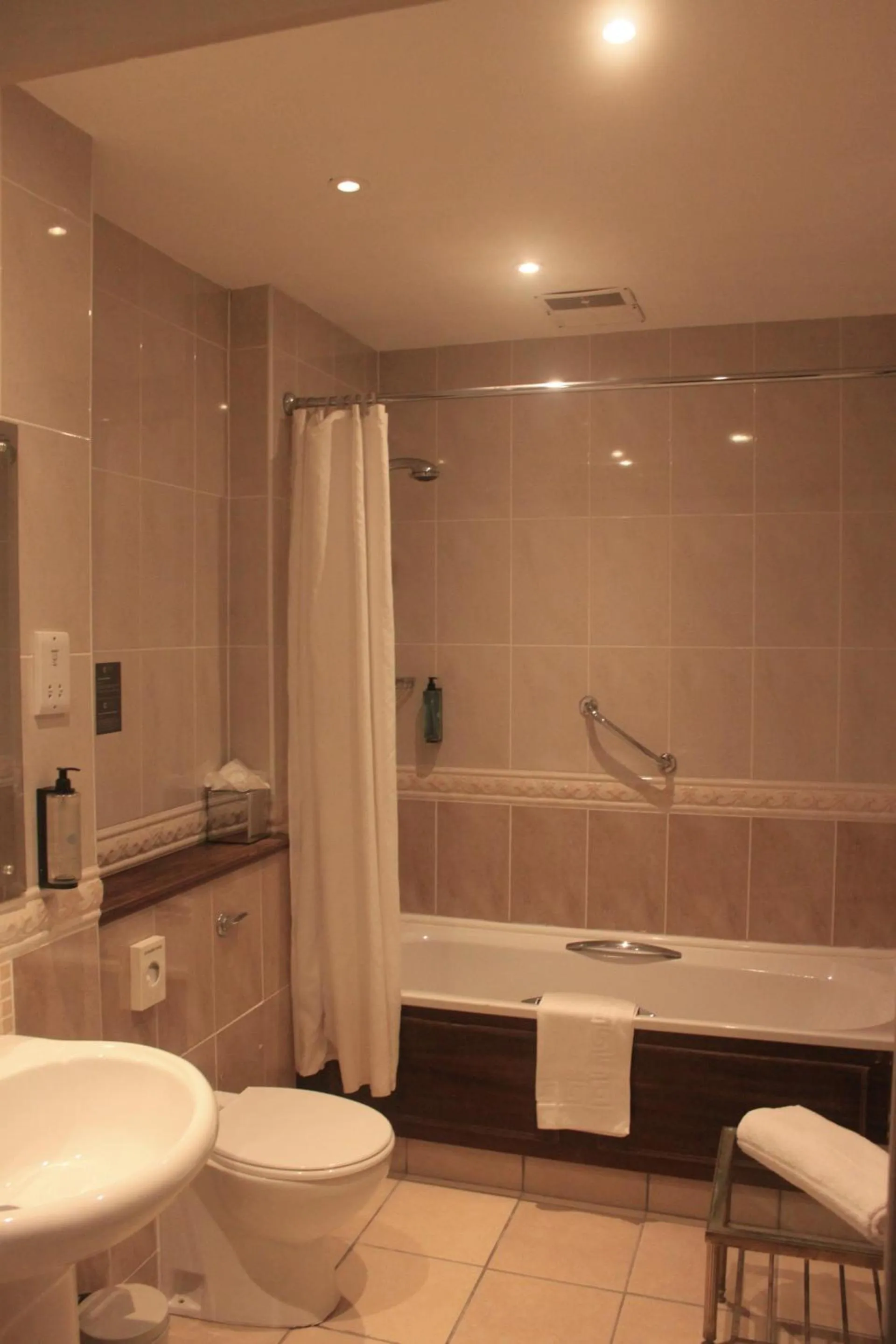 Bathroom in Park House Hotel