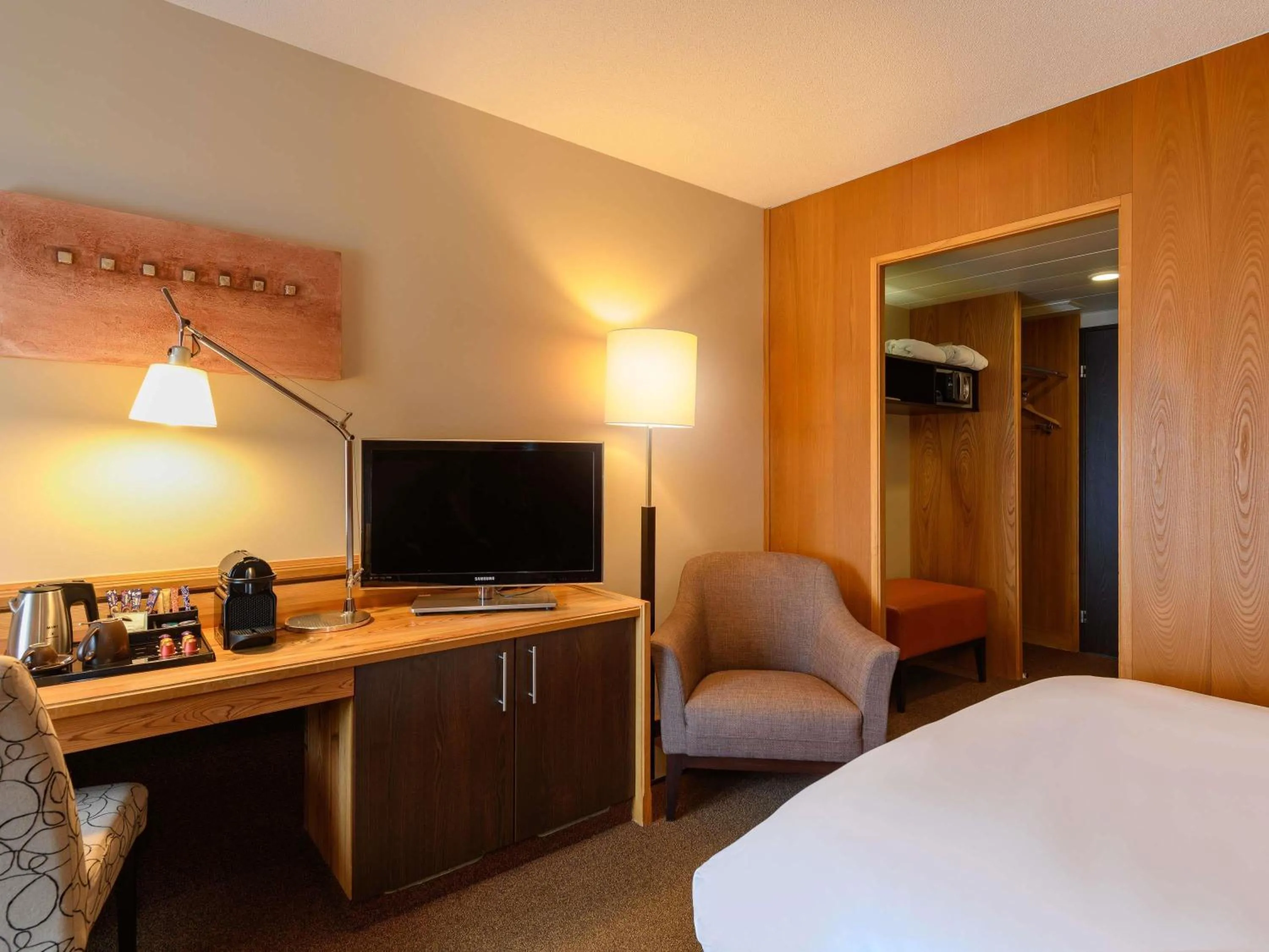 Bedroom, Bed in Mövenpick Hotel Egerkingen