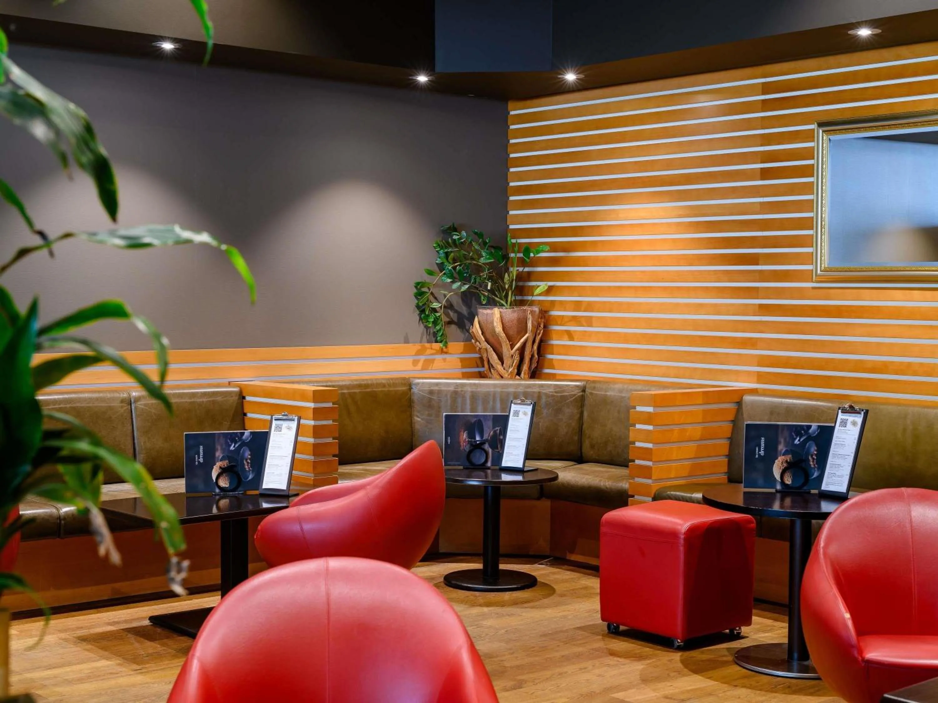 Lounge or bar in Mövenpick Hotel Egerkingen