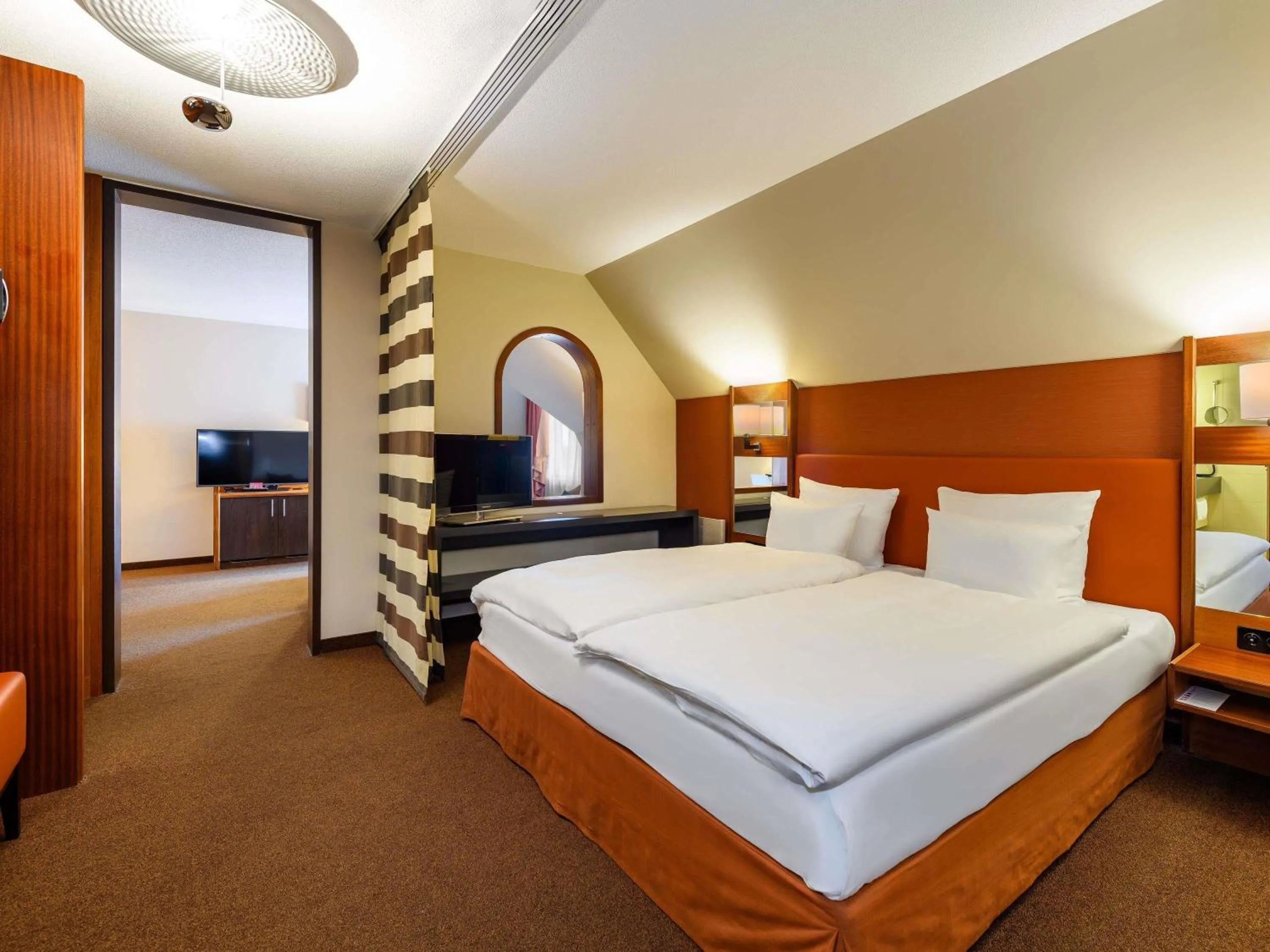 Bedroom, Bed in Mövenpick Hotel Egerkingen