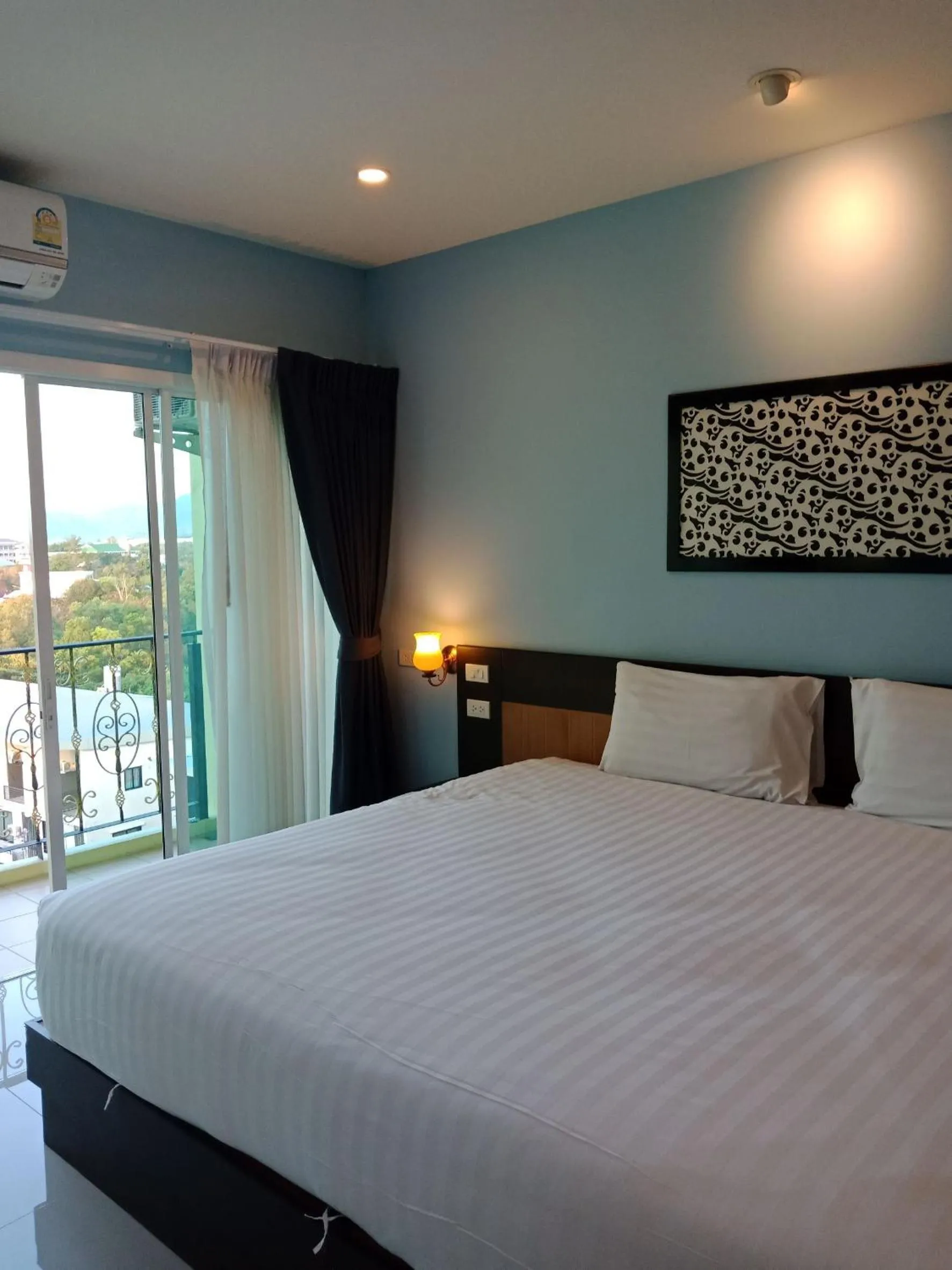 Photo of the whole room, Bed in Phuket Chinoinn-SHAPlus Certified