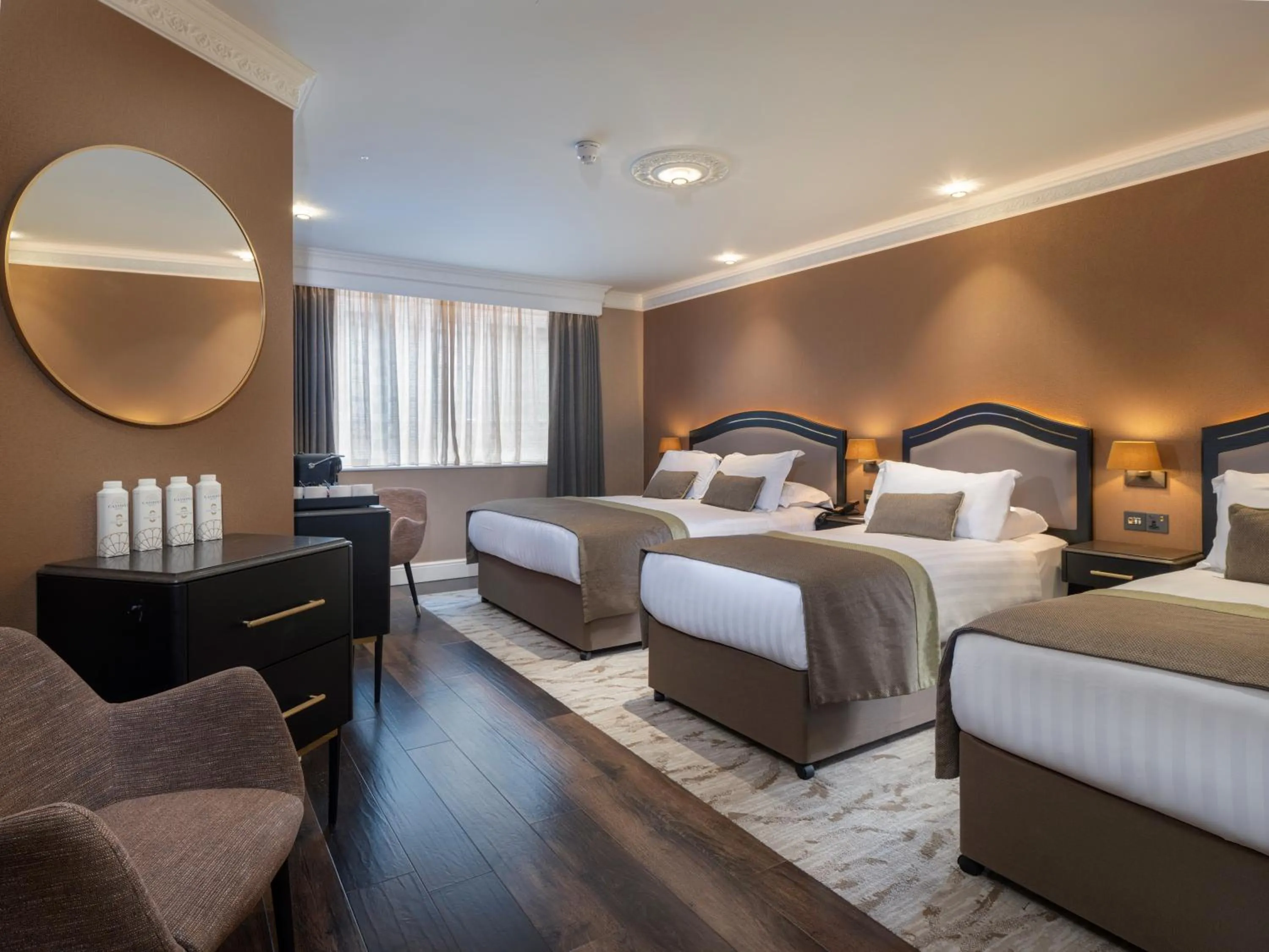 Photo of the whole room, Bed in Cassidys Hotel