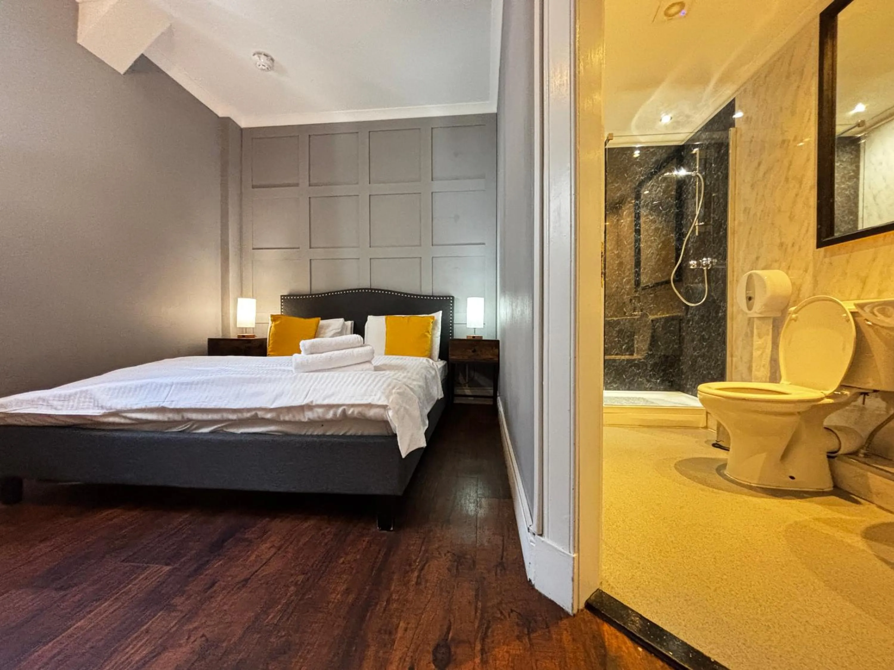 Bathroom, Bed in Safestay Glasgow Charing Cross