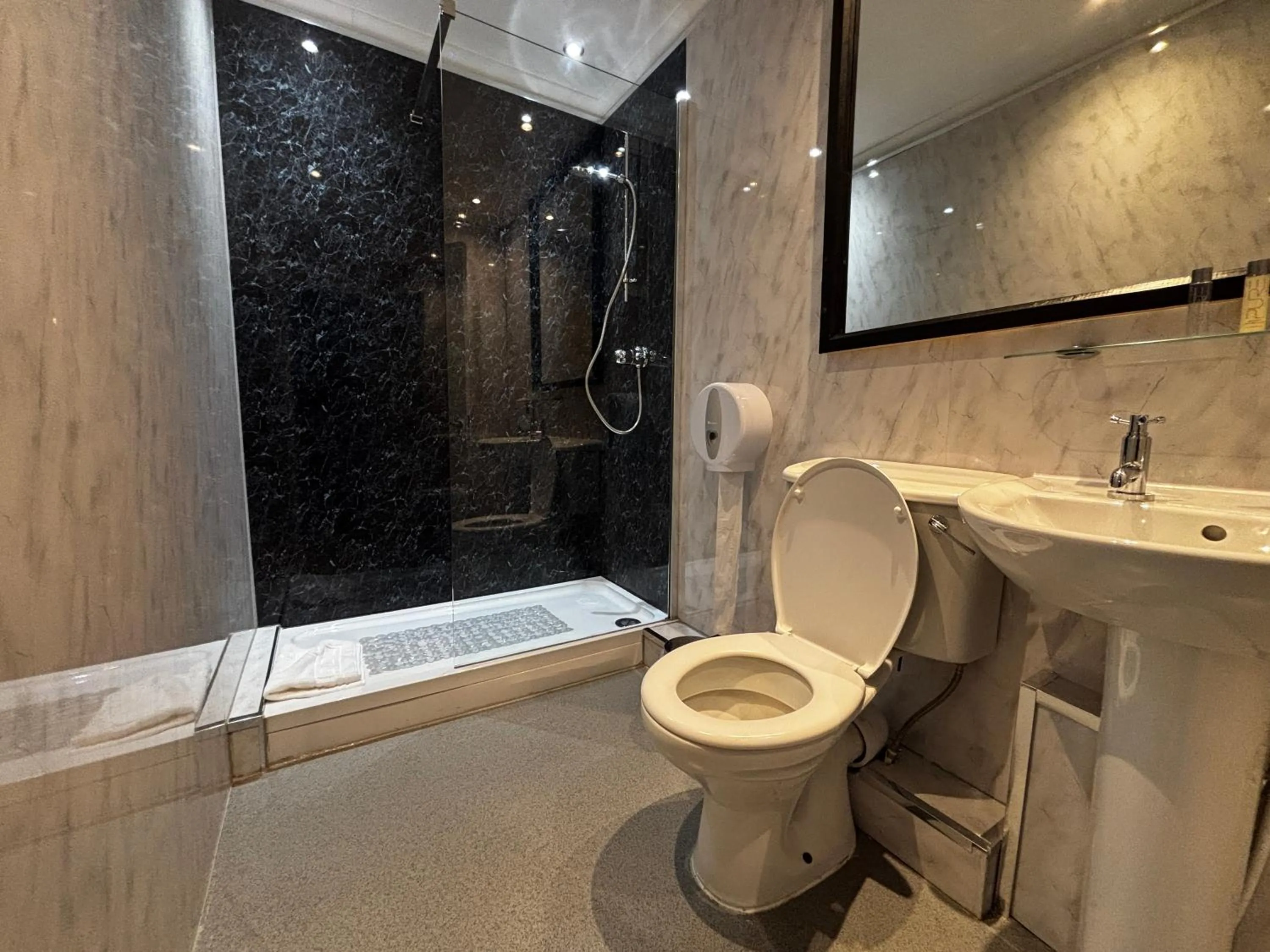 Bathroom in Safestay Glasgow Charing Cross