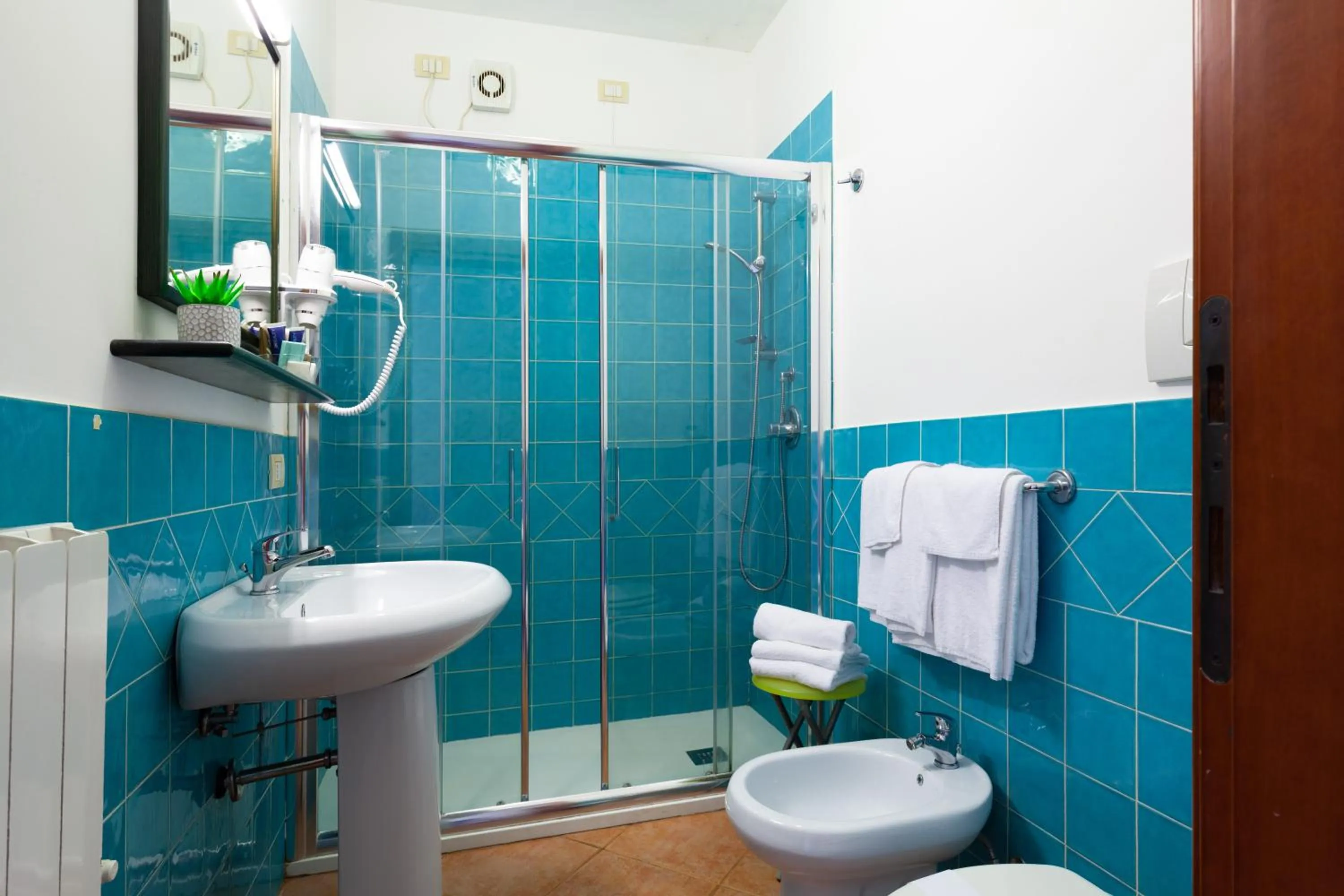 Shower in iH Hotels Le Zagare Resort