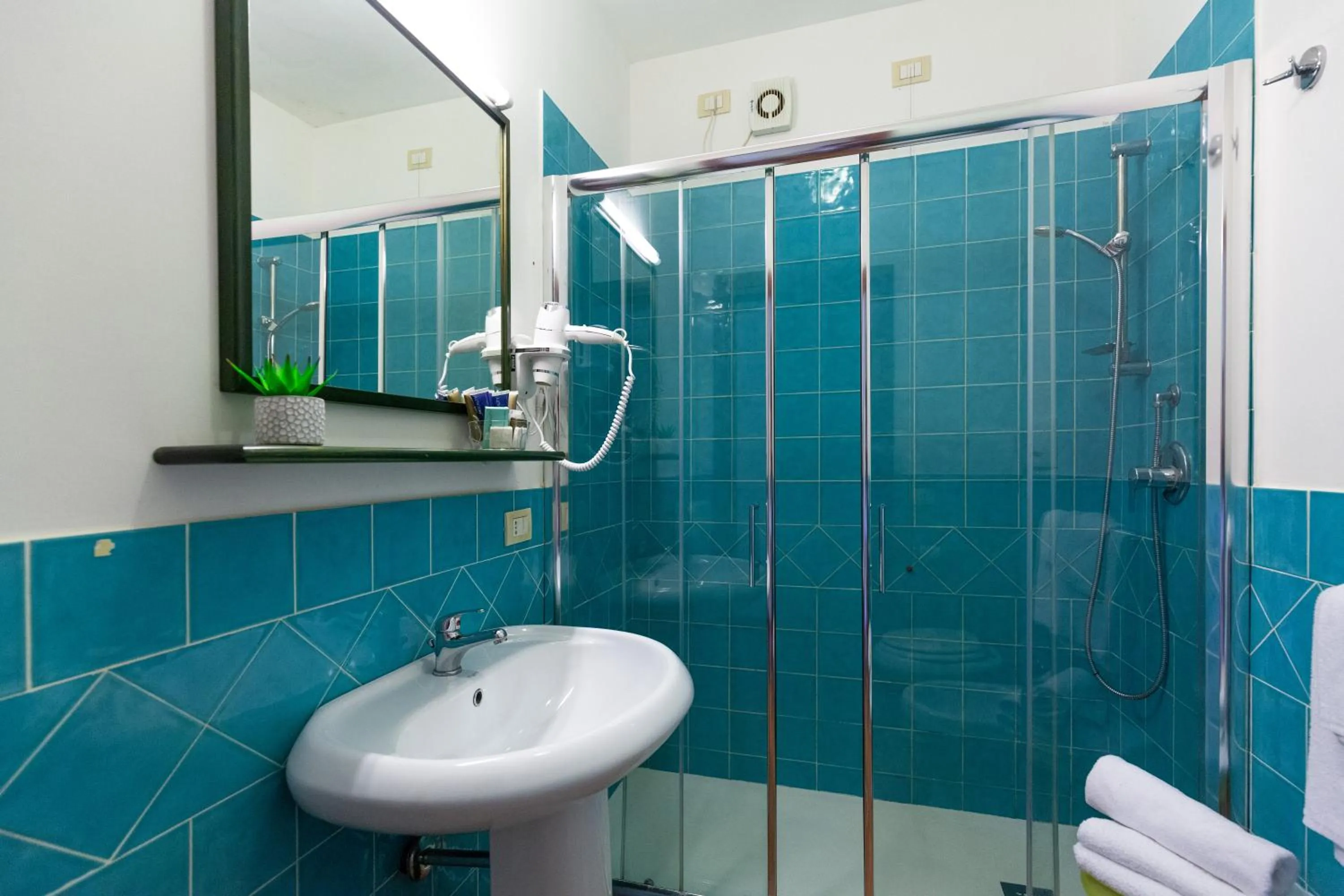 Shower in iH Hotels Le Zagare Resort