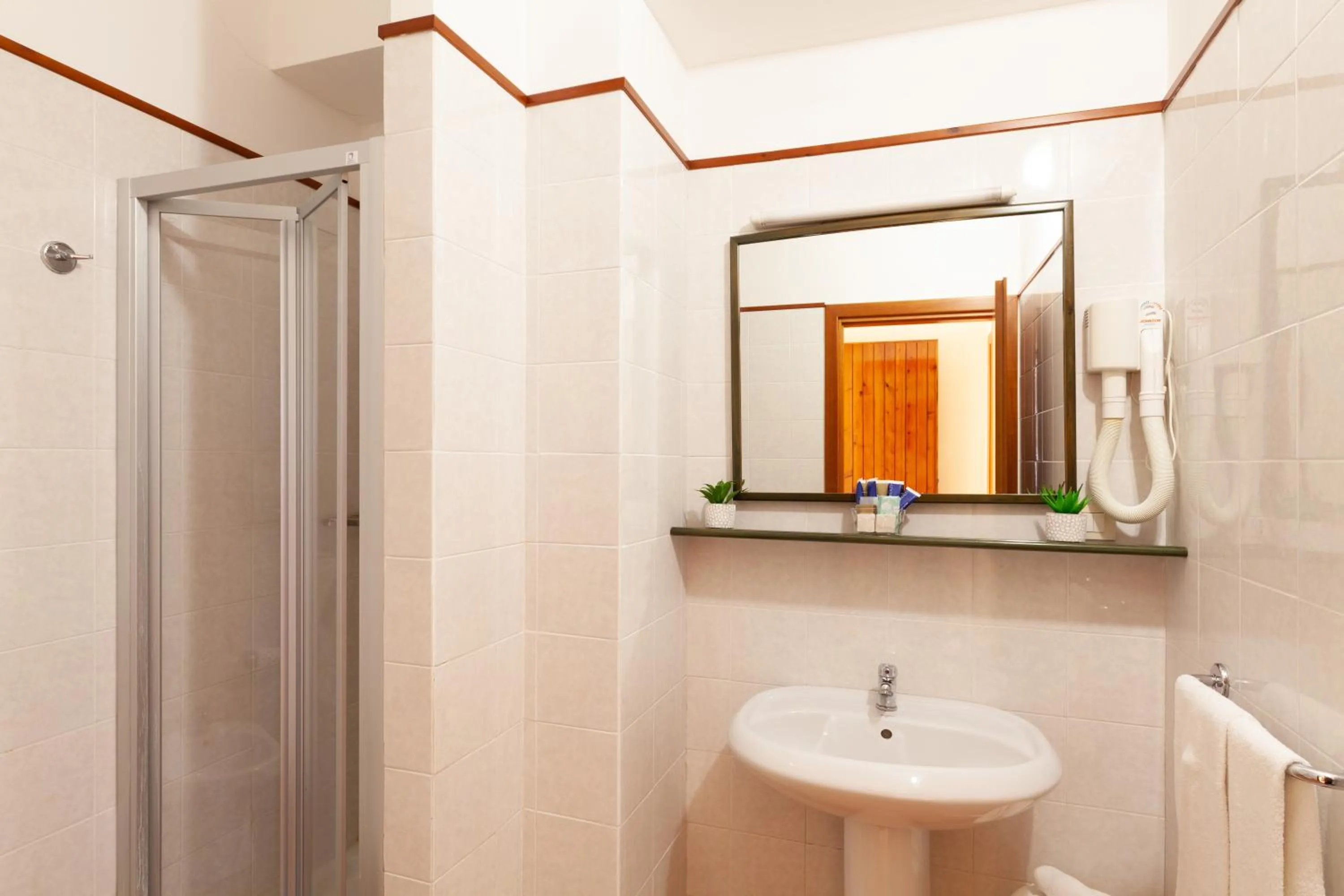 Shower in iH Hotels Le Zagare Resort