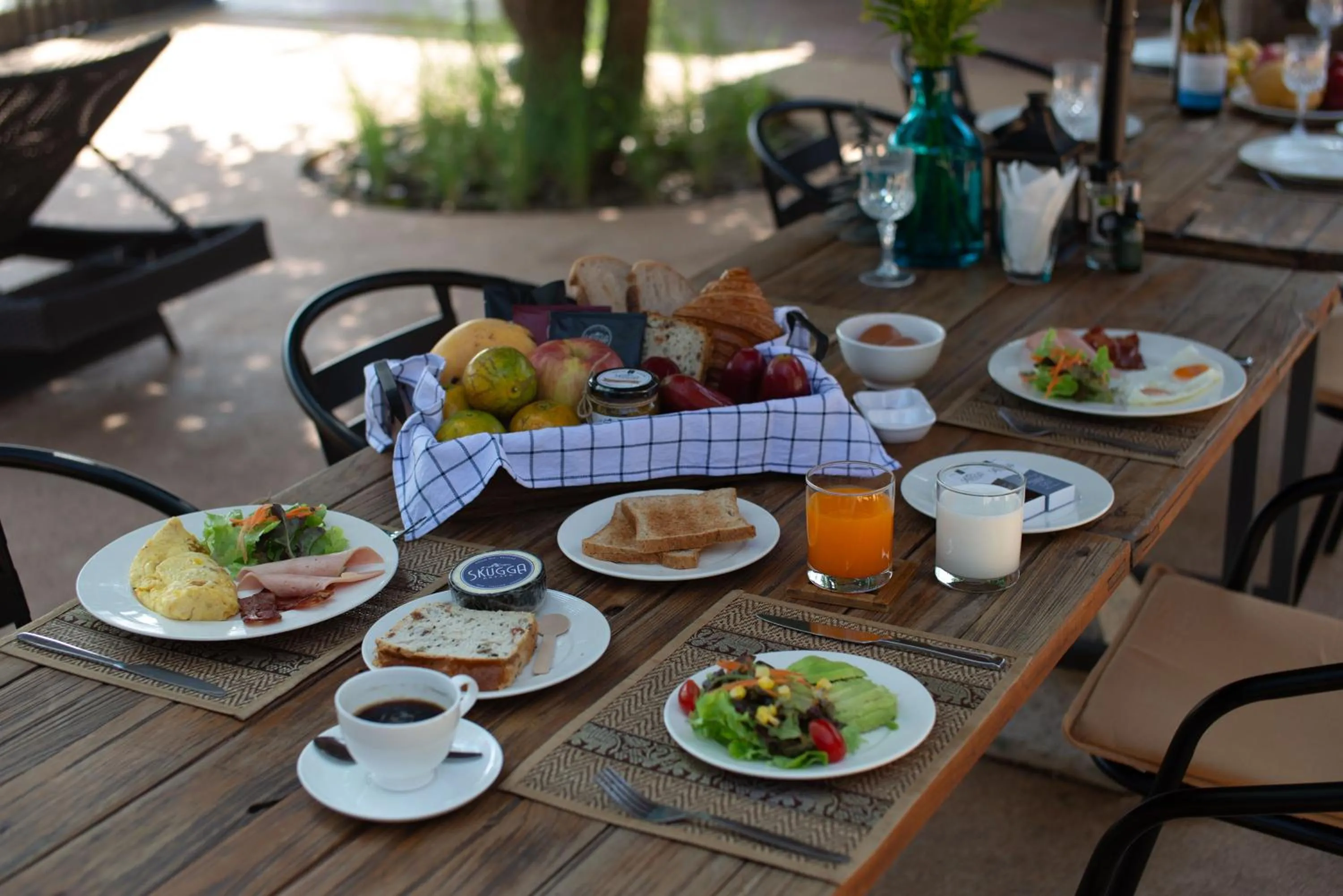 Restaurant/places to eat in Tolani Riverside Villa