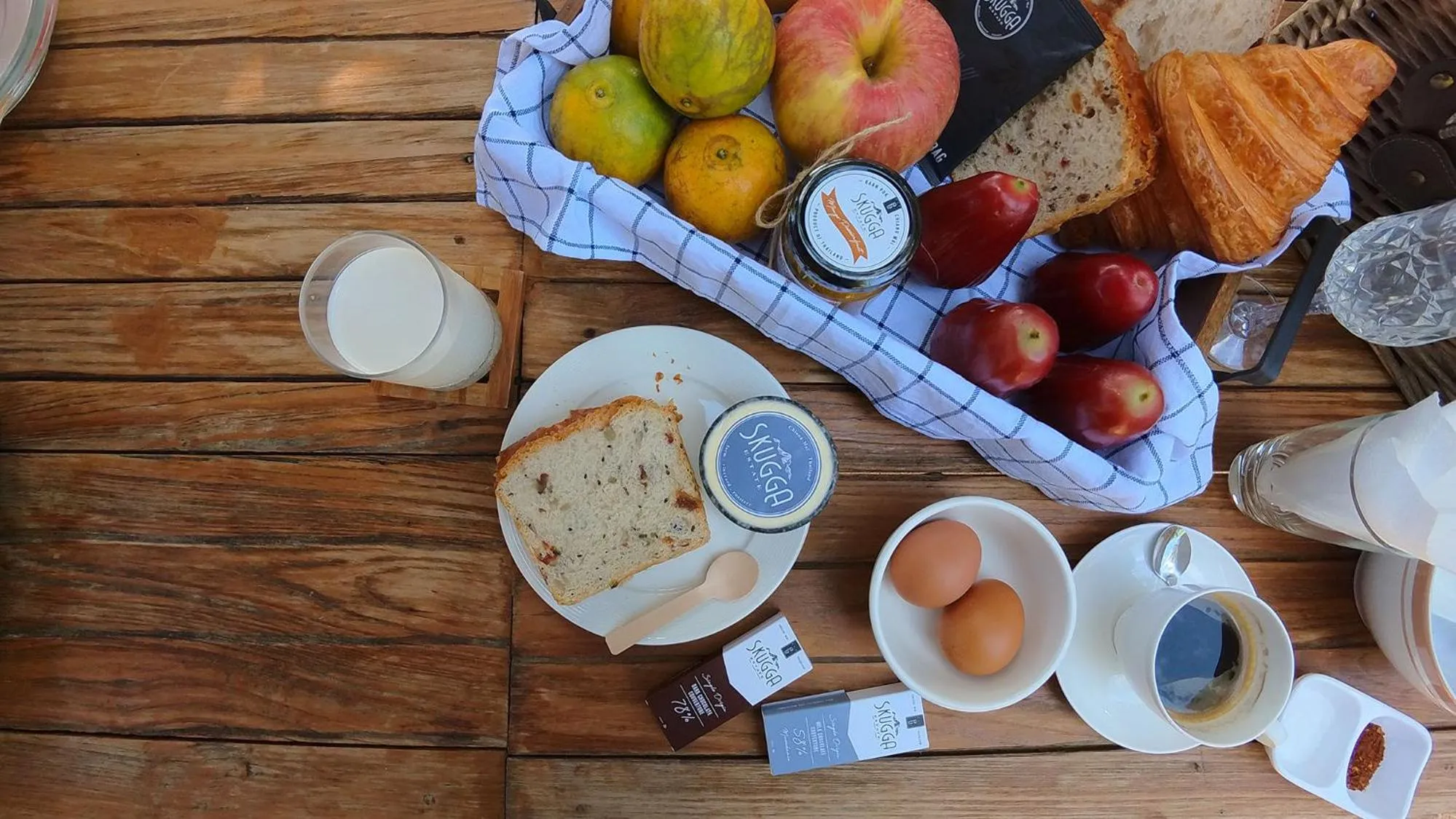 Food and drinks in Tolani Riverside Villa