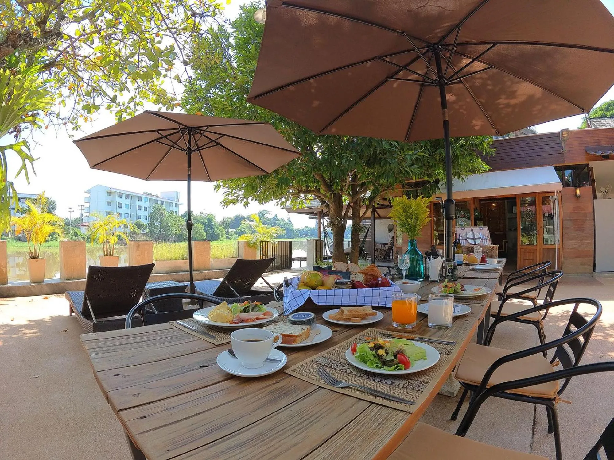Restaurant/places to eat in Tolani Riverside Villa