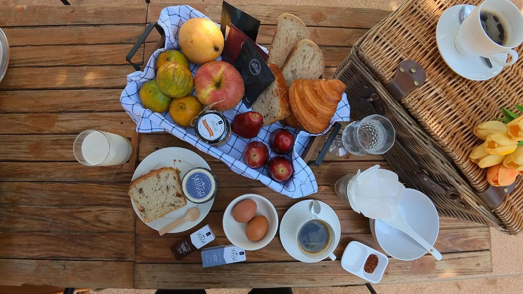 Food and drinks in Tolani Riverside Villa