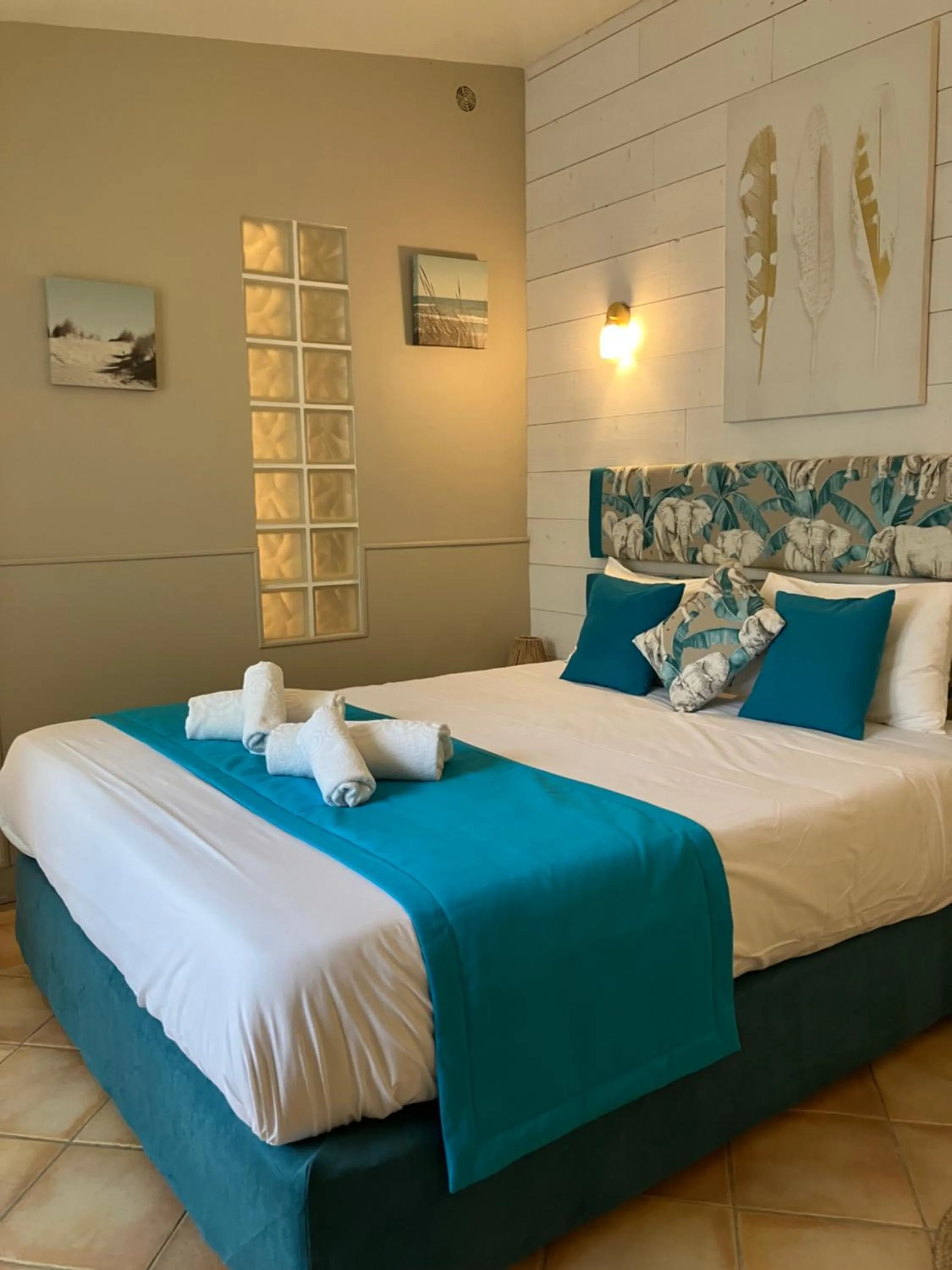 Bed in Hôtel de la Côte Fleurie