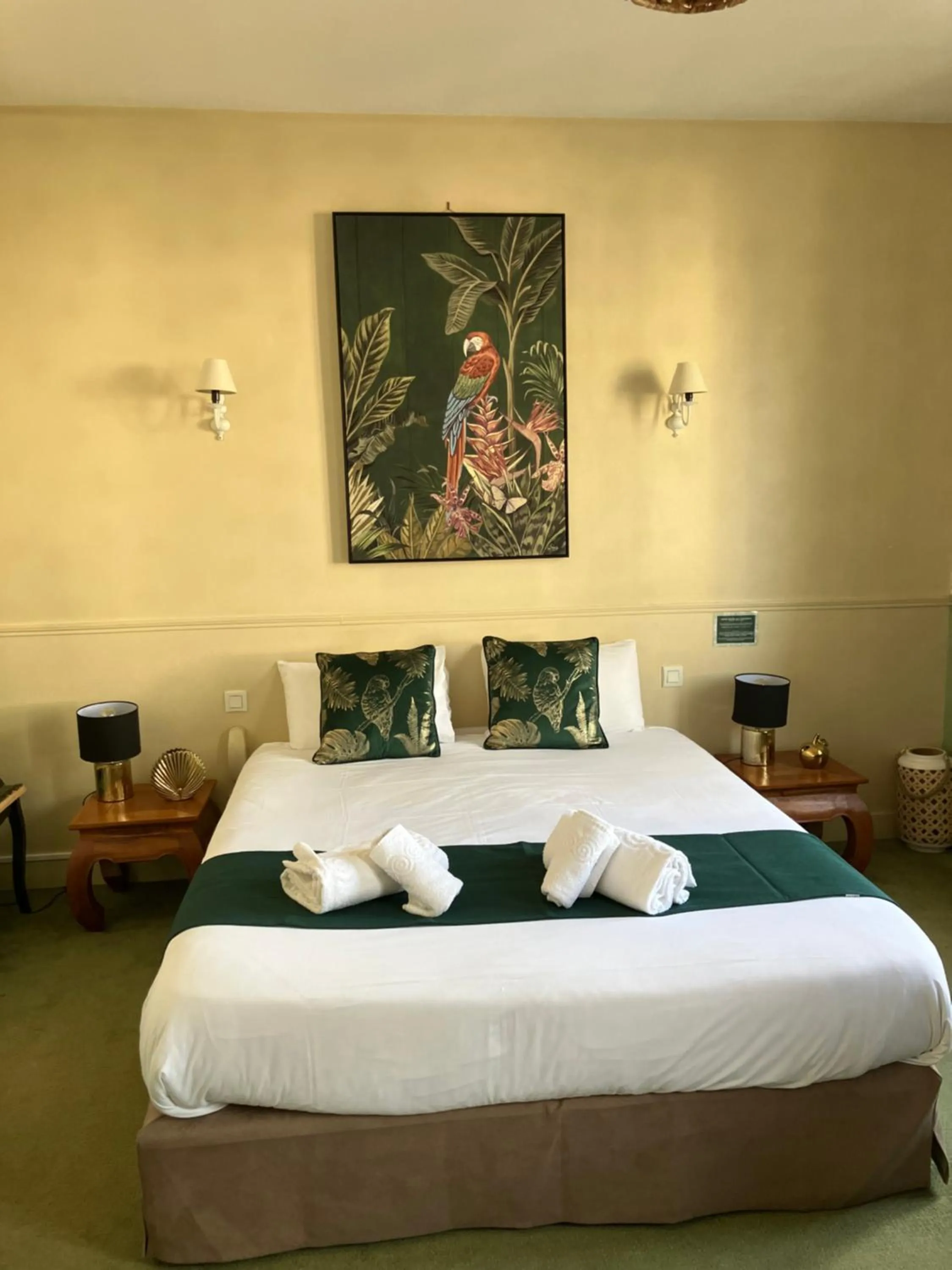 Bed in Hôtel de la Côte Fleurie