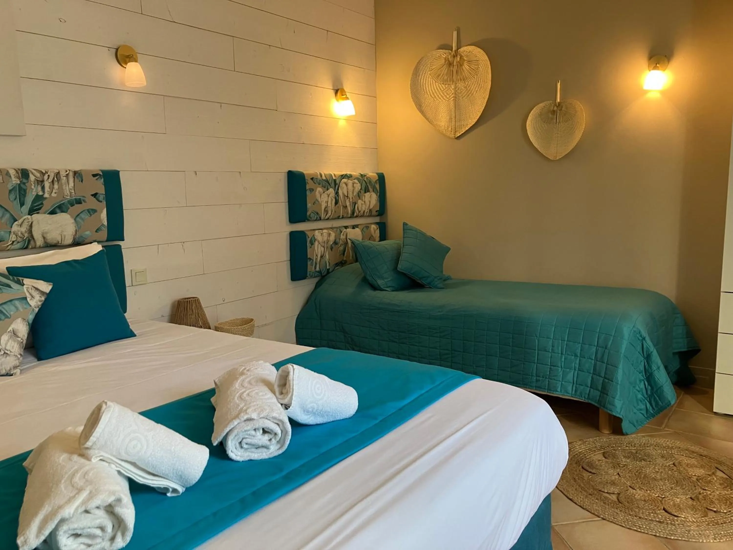 Patio, Bed in Hôtel de la Côte Fleurie