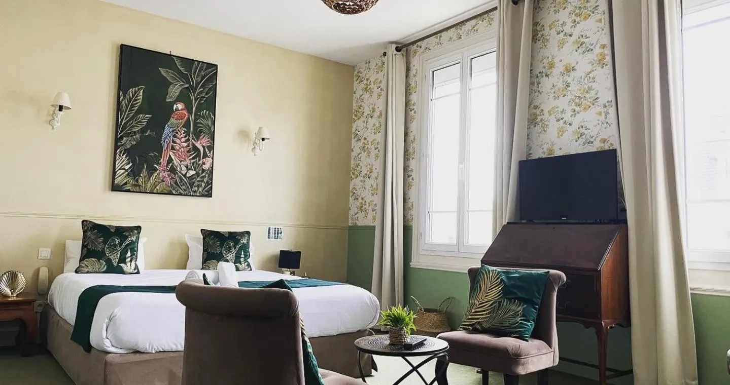 Coffee/tea facilities, Bed in Hôtel de la Côte Fleurie