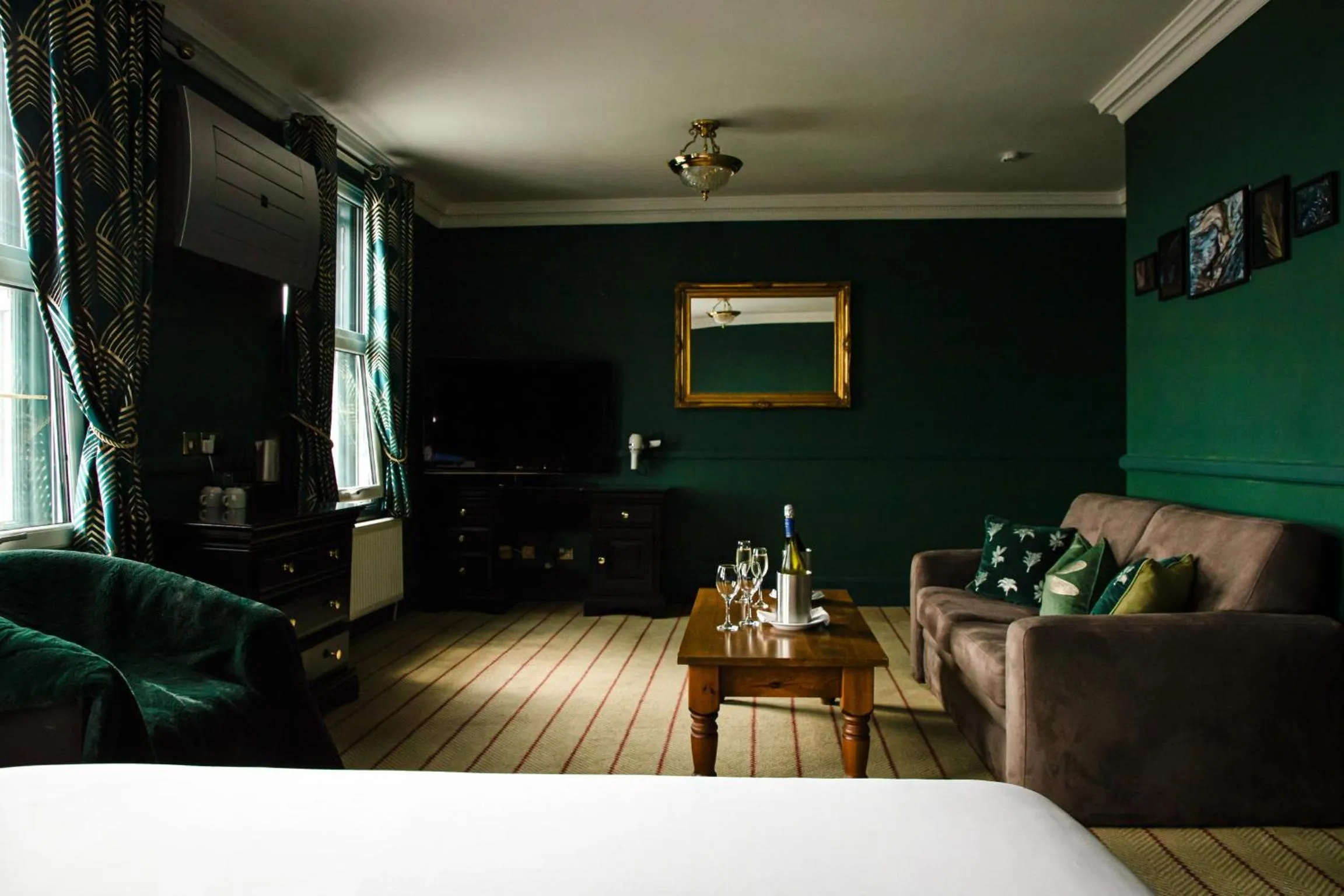 Bedroom, Bed in The Royal Oak Hotel