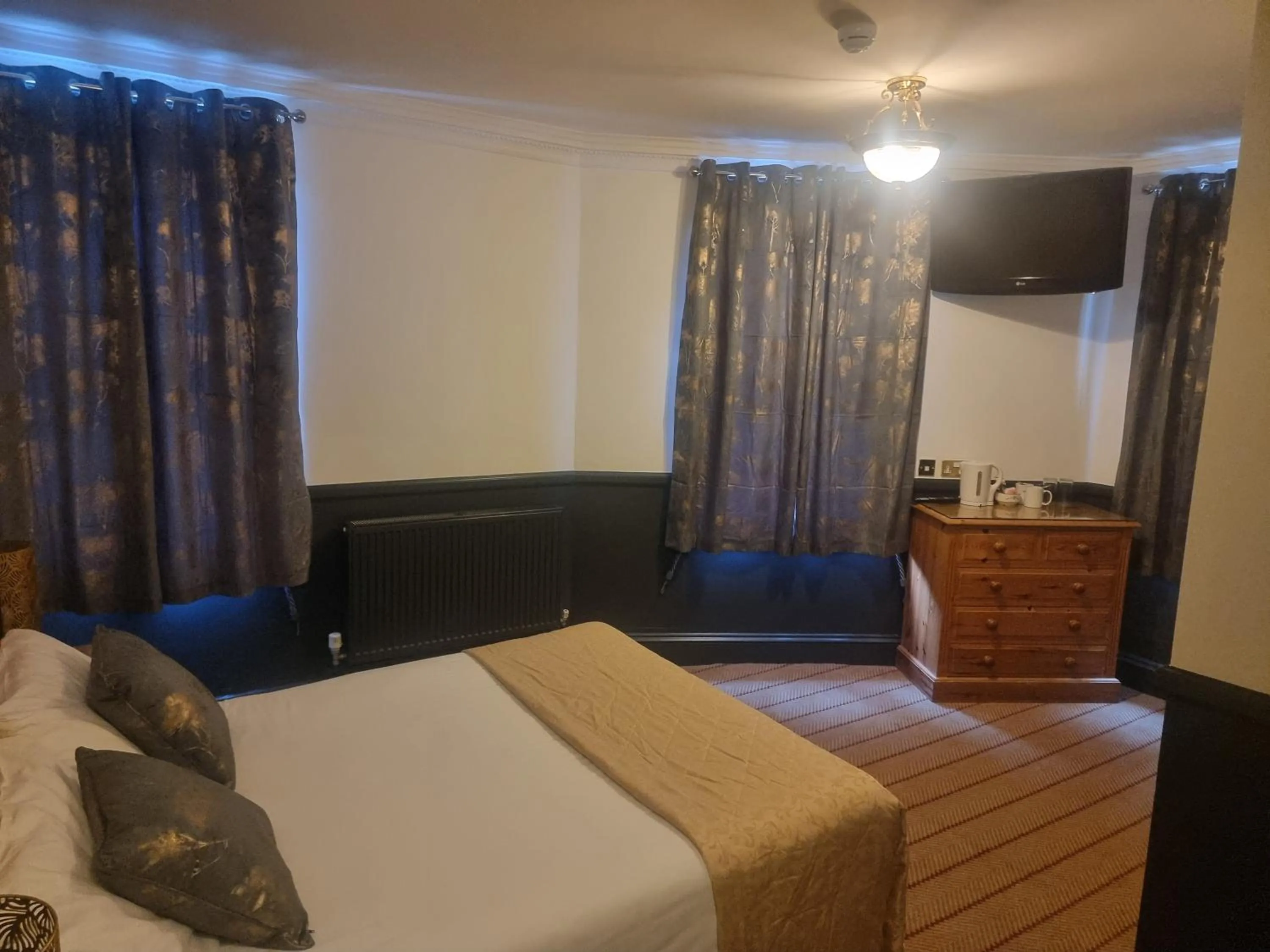 Bed in The Royal Oak Hotel