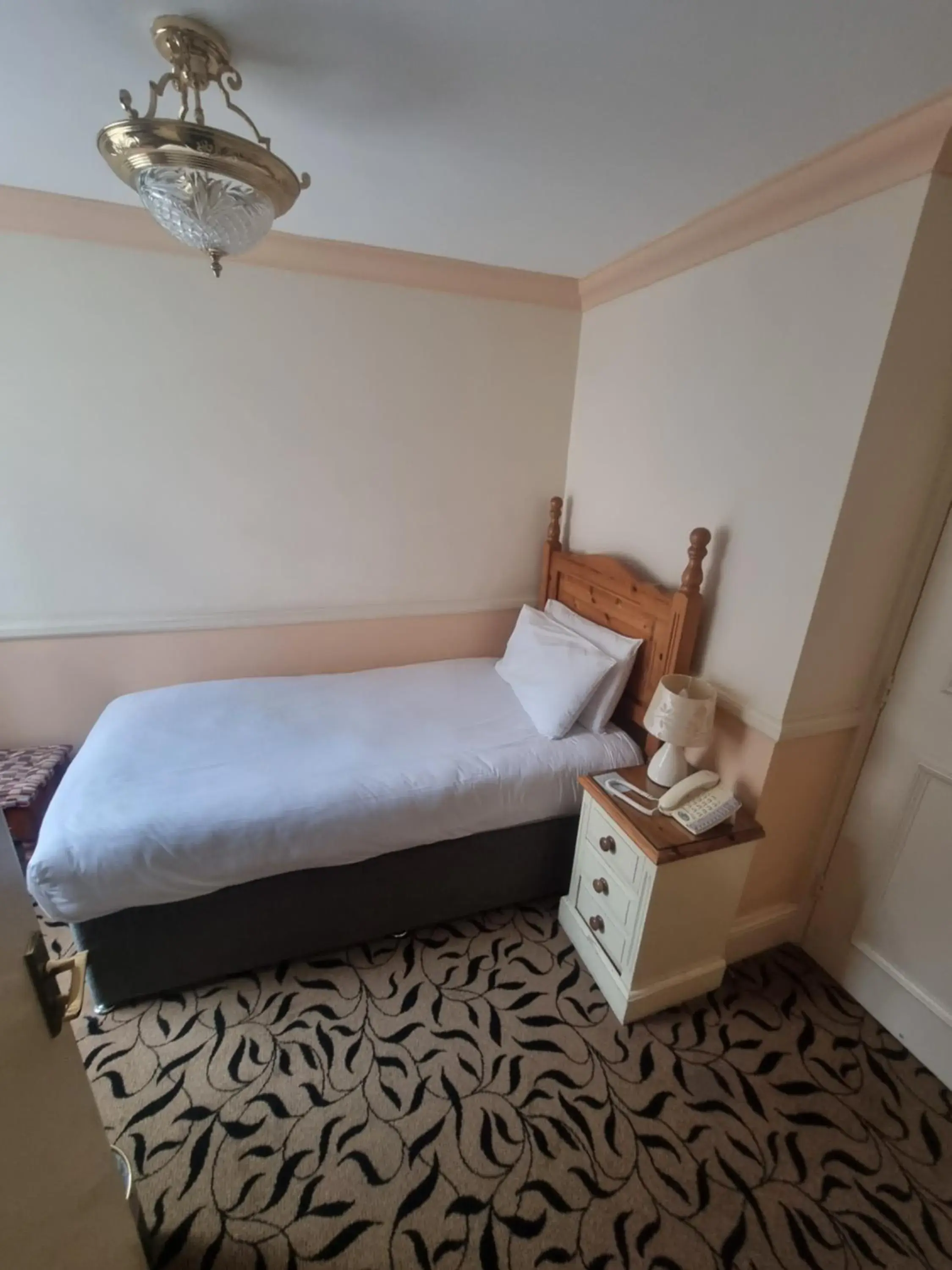 Standard Single Room in The Royal Oak Hotel Standard Single Room in The Royal Oak Hotel