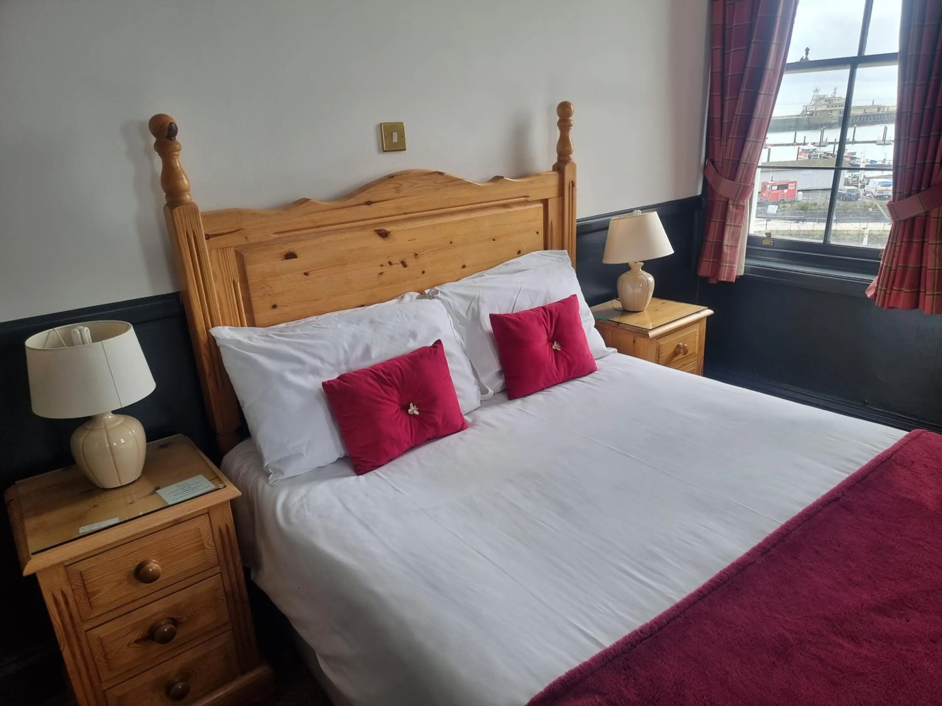 Bed in The Royal Oak Hotel