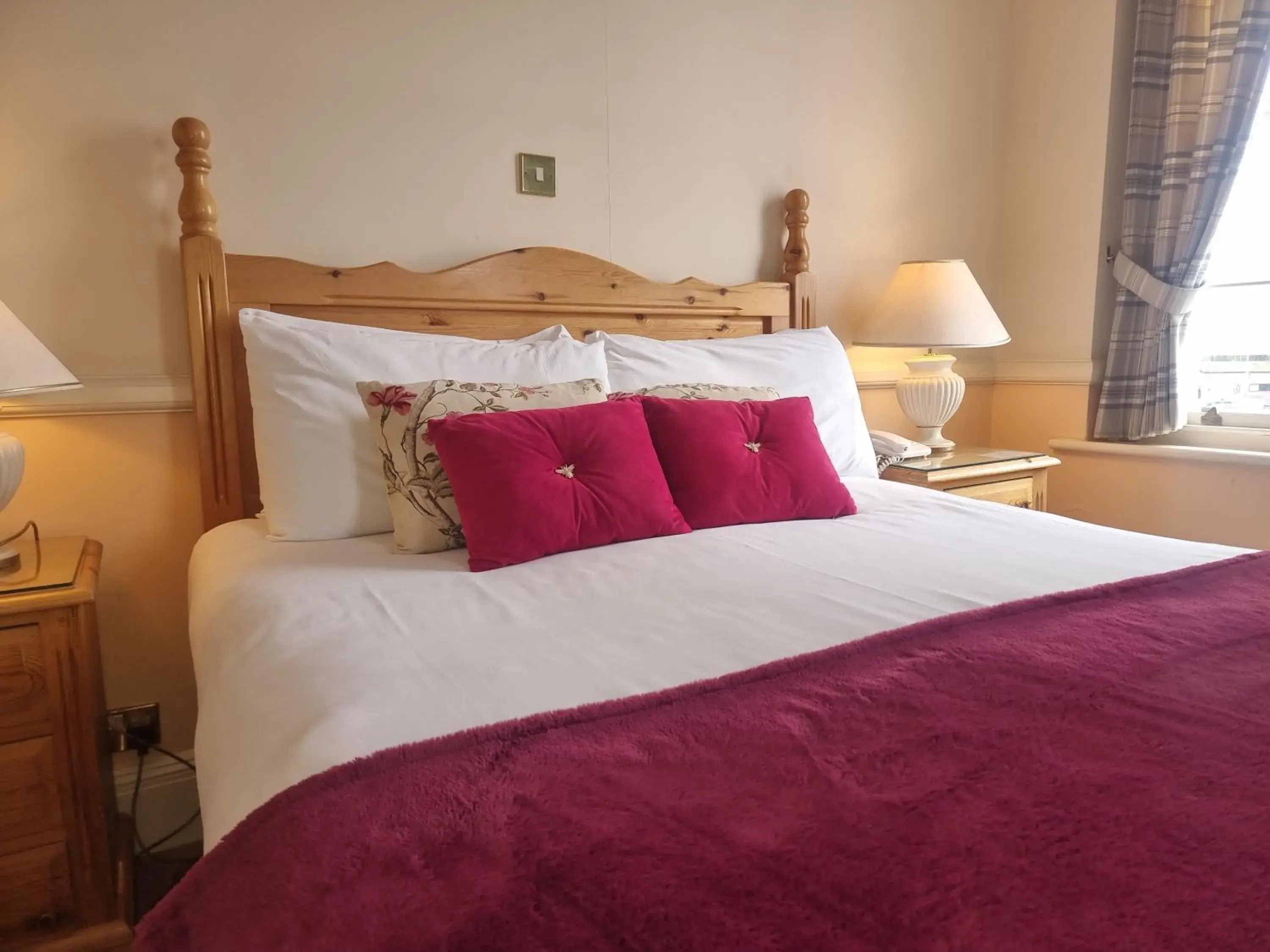 Double Room with Sea View in The Royal Oak Hotel Double Room with Sea View in The Royal Oak Hotel