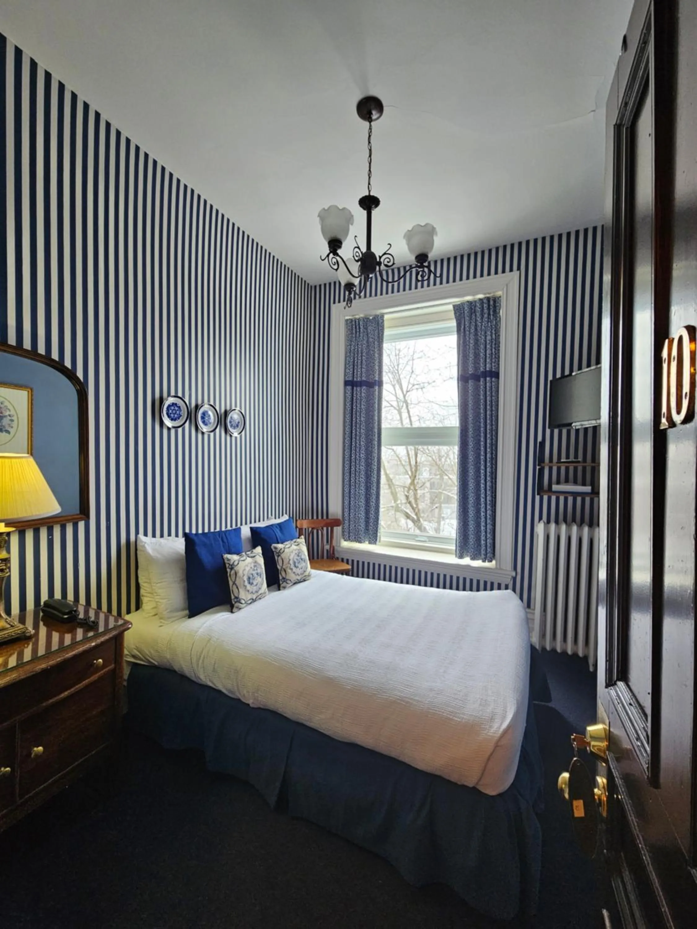 Photo of the whole room, Bed in Manoir Sherbrooke