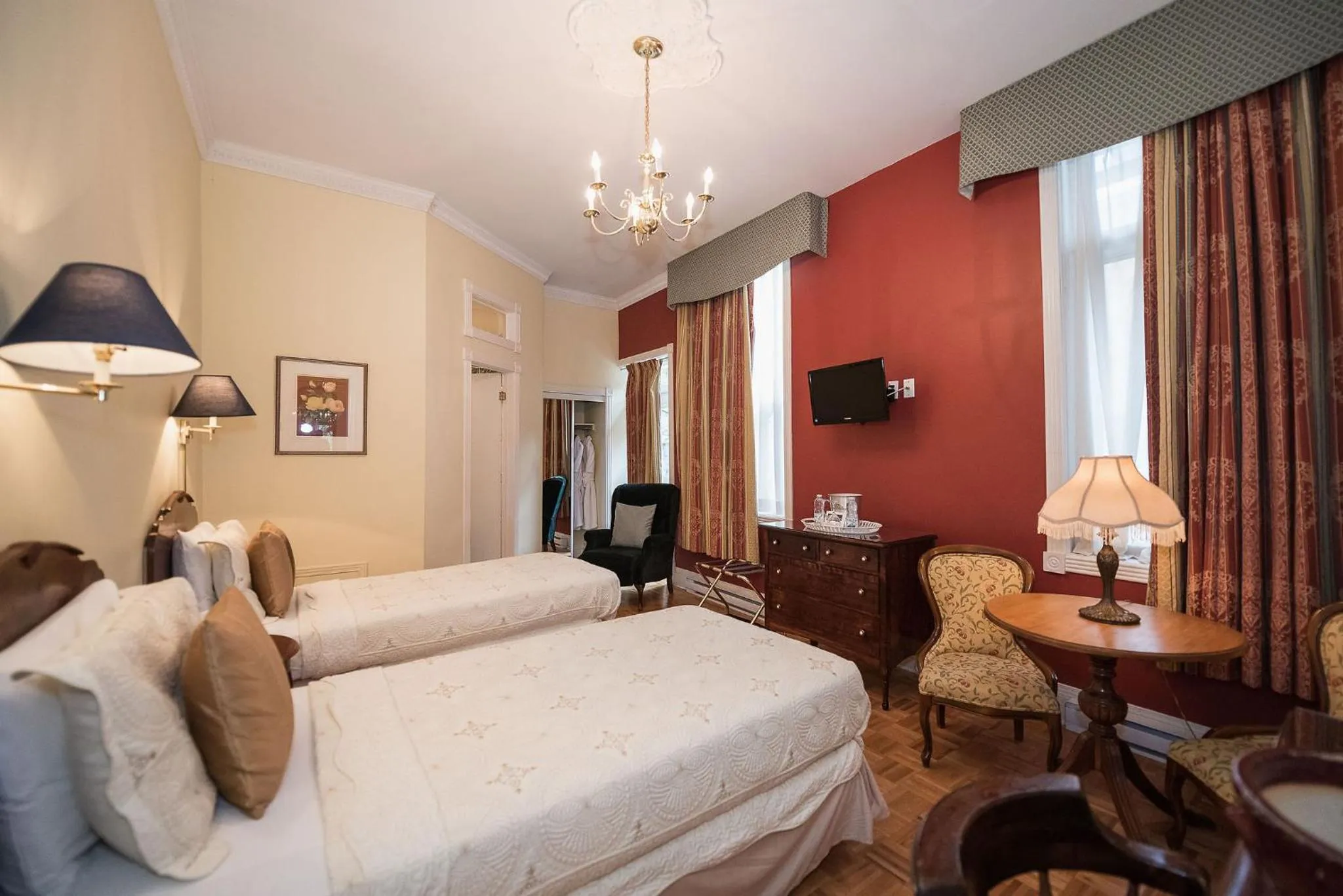 Bed in Manoir Sherbrooke