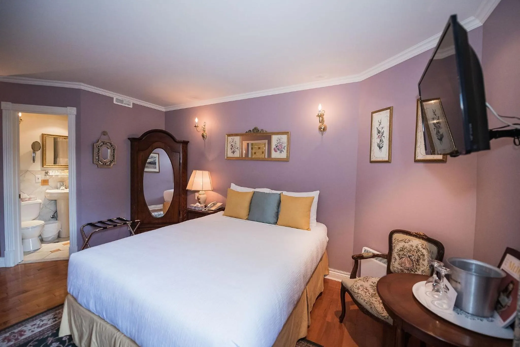 Bed in Manoir Sherbrooke