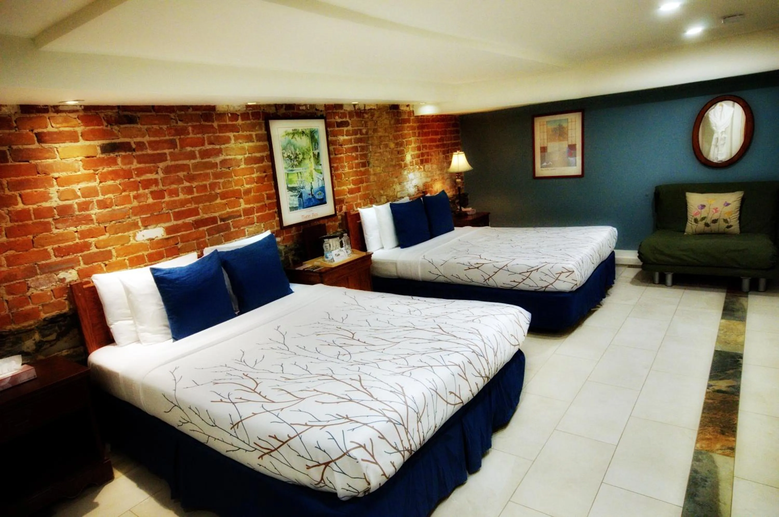 Photo of the whole room, Bed in Manoir Sherbrooke