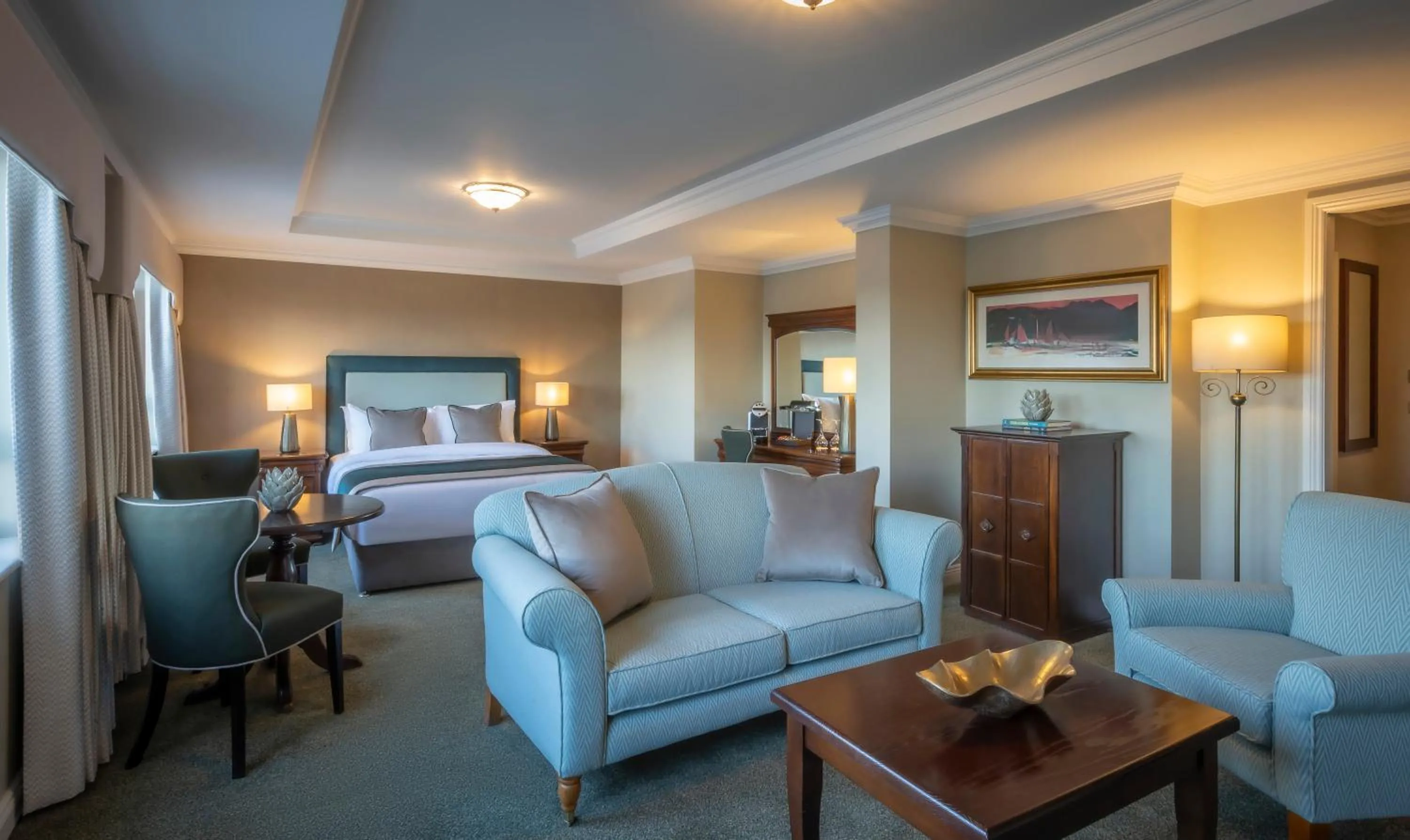 Photo of the whole room, Bed in Bracken Court Hotel