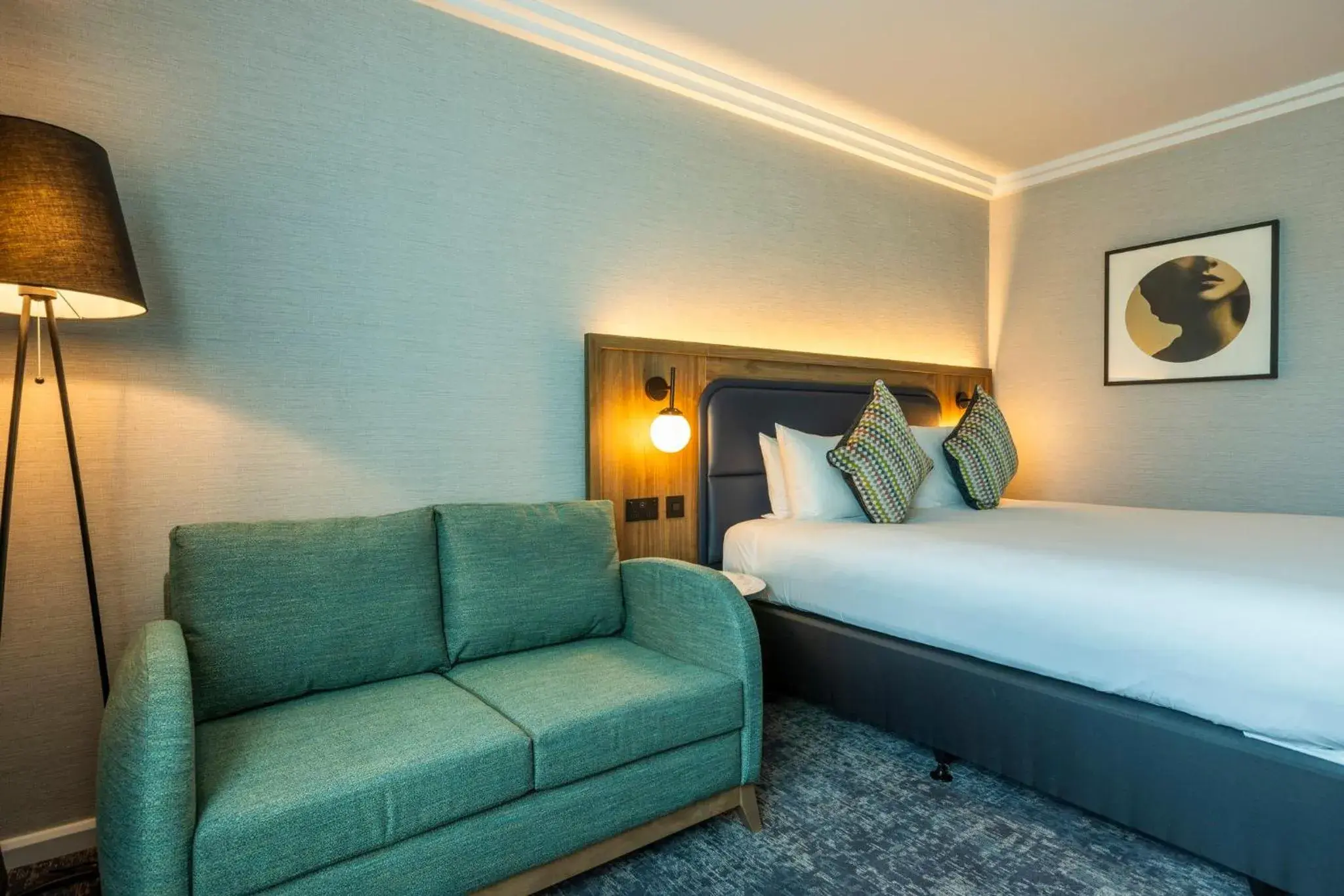Photo of the whole room, Bed in Crowne Plaza Manchester Airport by IHG Photo of the whole room, Bed in Crowne Plaza Manchester Airport by IHG