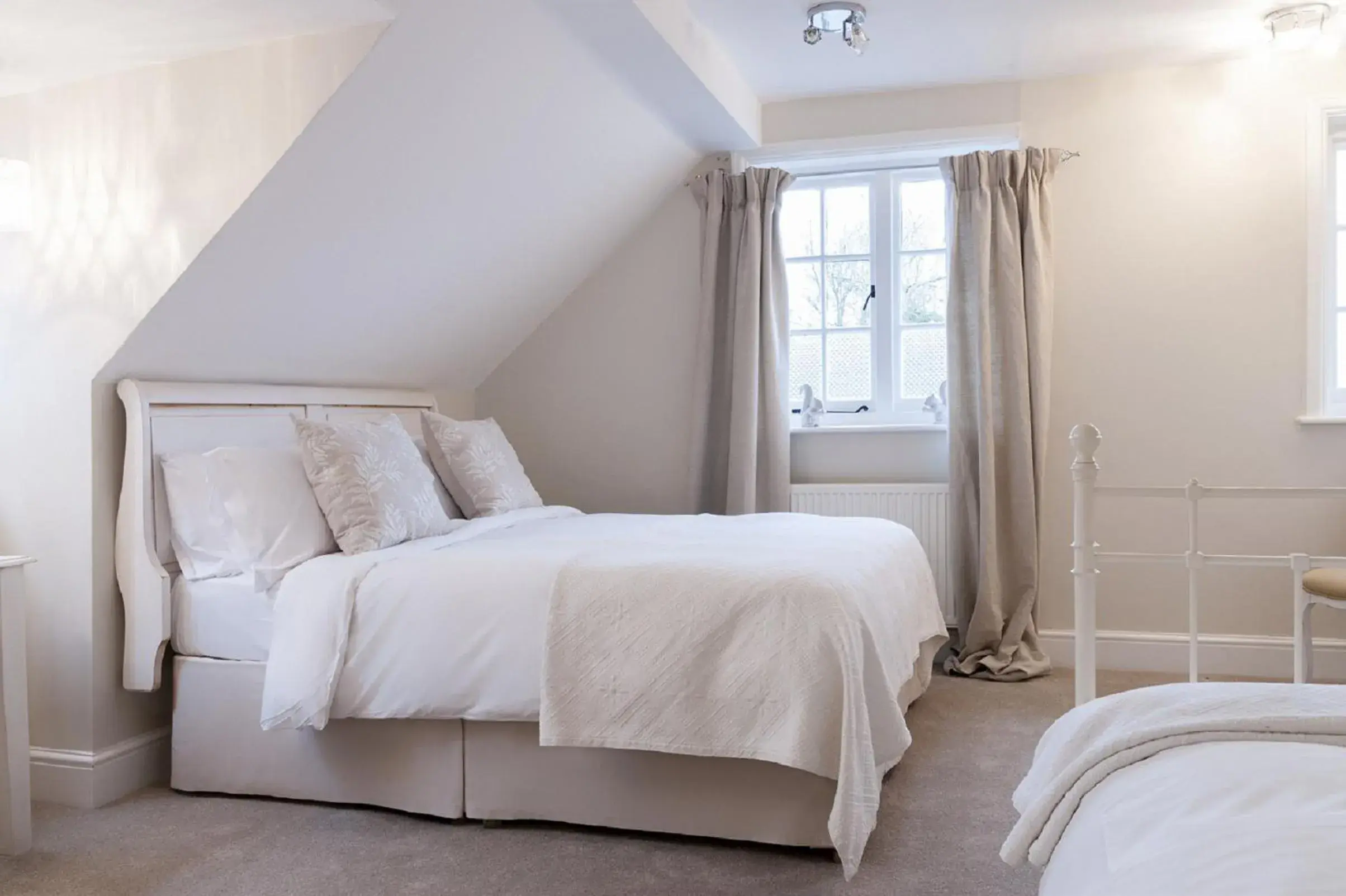 Bed in Hurtwood Hotel Bed in Hurtwood Hotel