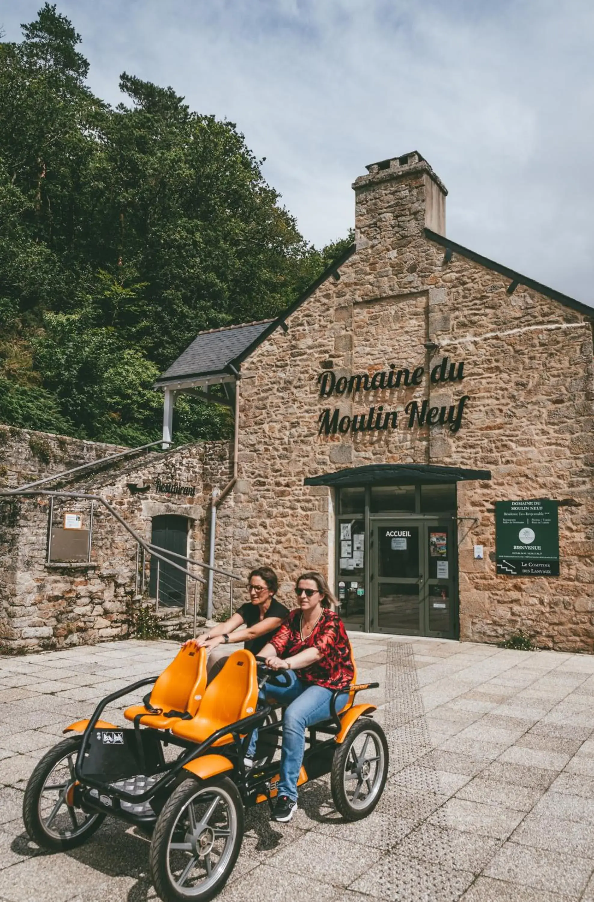 Property building in Terres de France - Le Domaine du Moulin Neuf Property building in Terres de France - Le Domaine du Moulin Neuf
