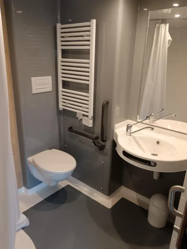 Toilet in Terres de France - Le Domaine du Moulin Neuf Toilet in Terres de France - Le Domaine du Moulin Neuf