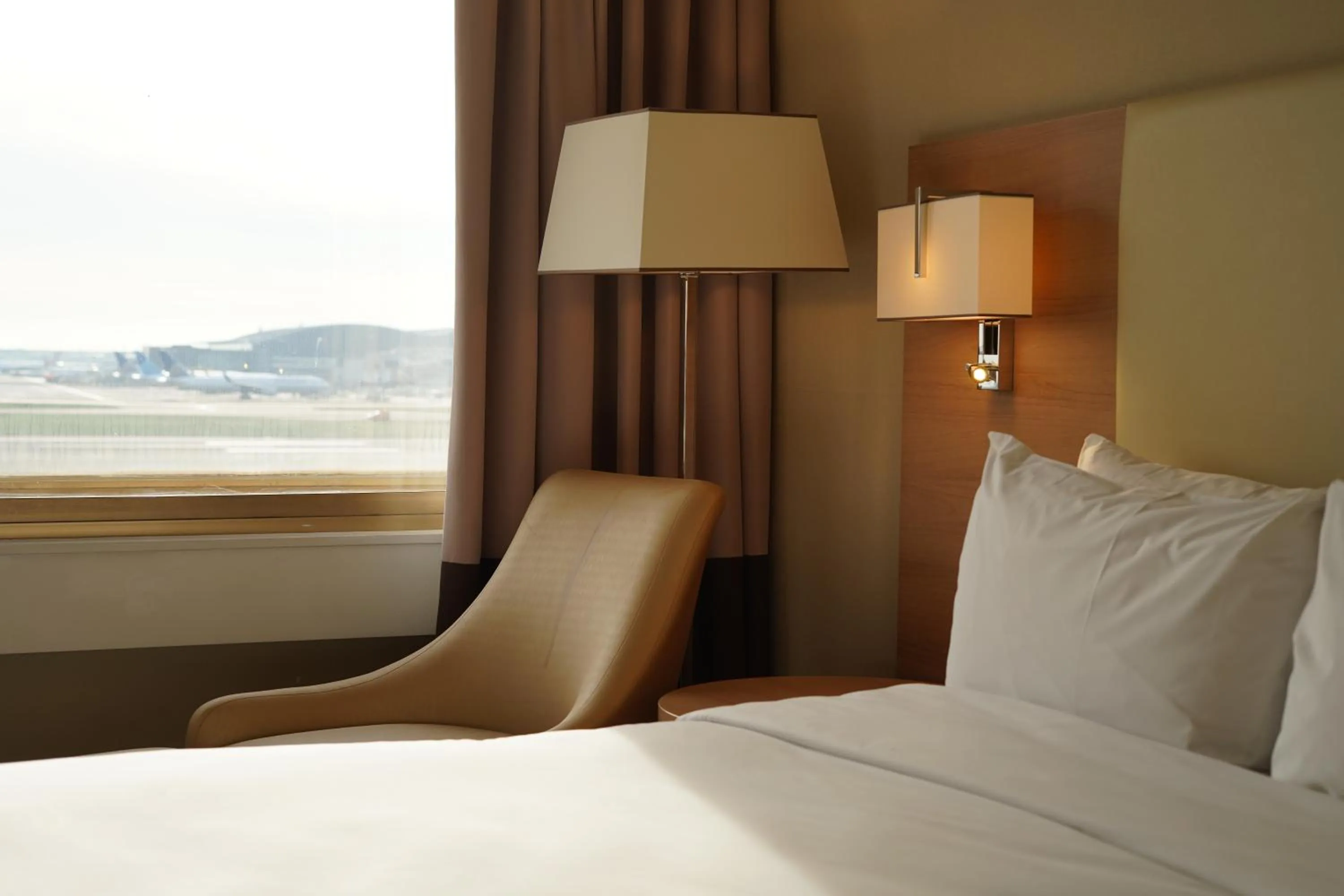 Bedroom, Bed in Renaissance London Heathrow Hotel