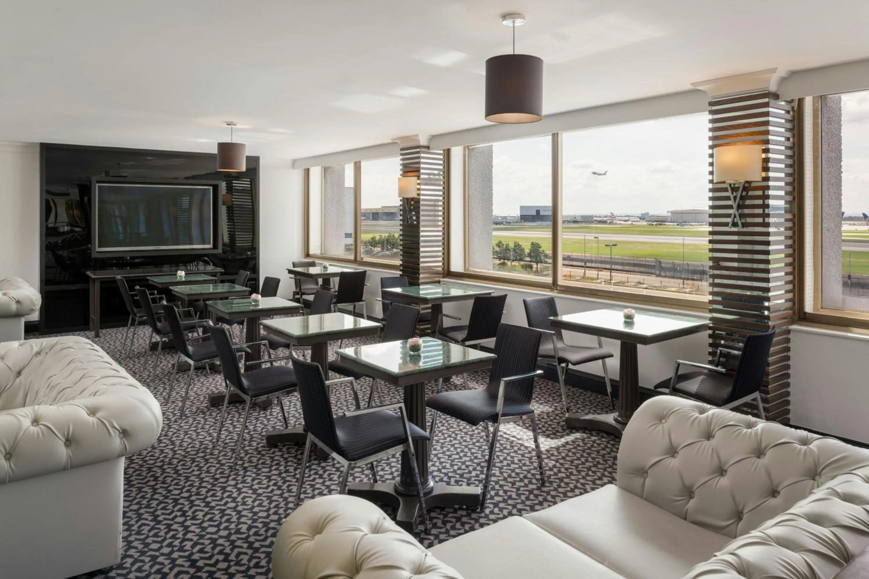Lounge or bar in Renaissance London Heathrow Hotel