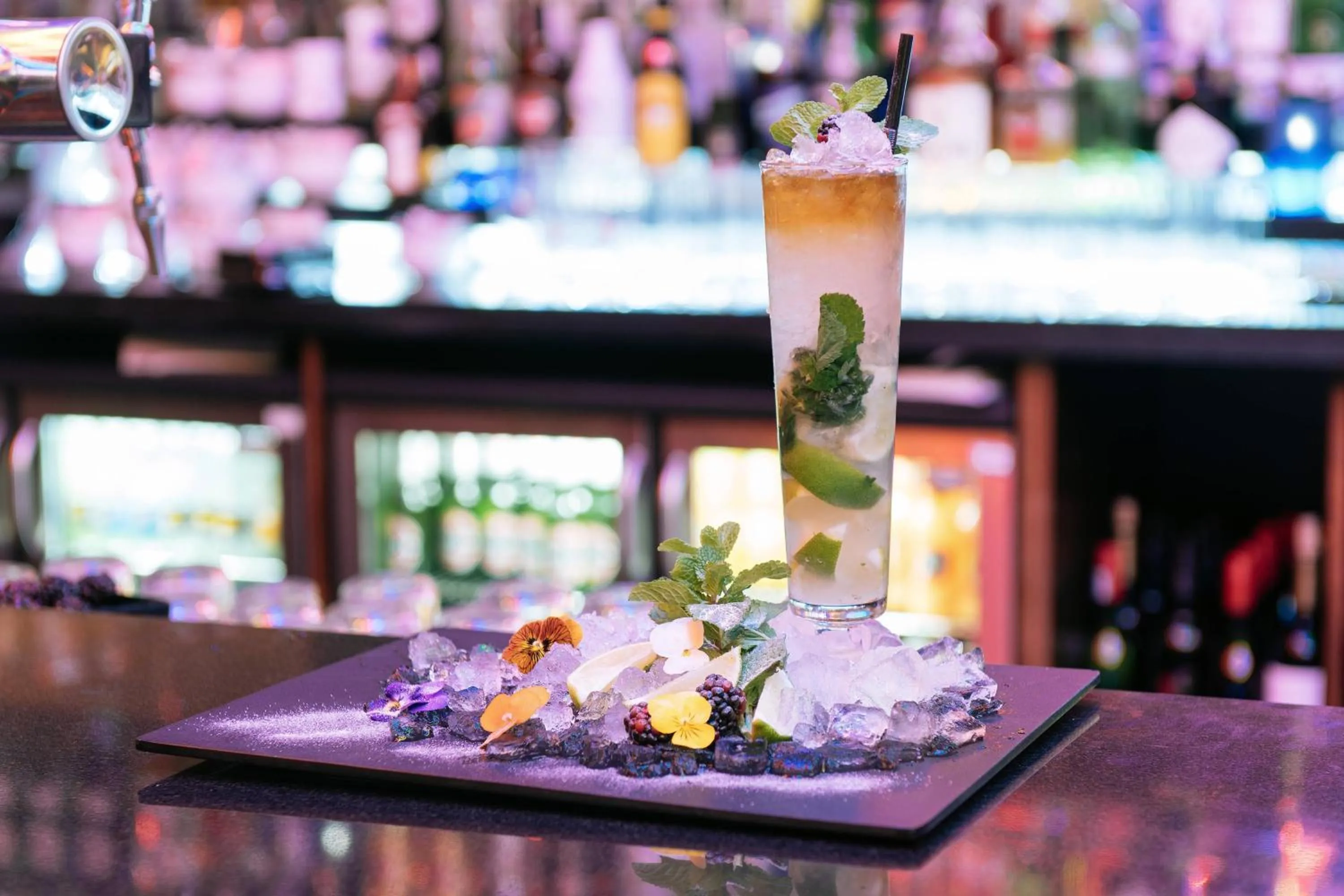 Lounge or bar in Renaissance London Heathrow Hotel