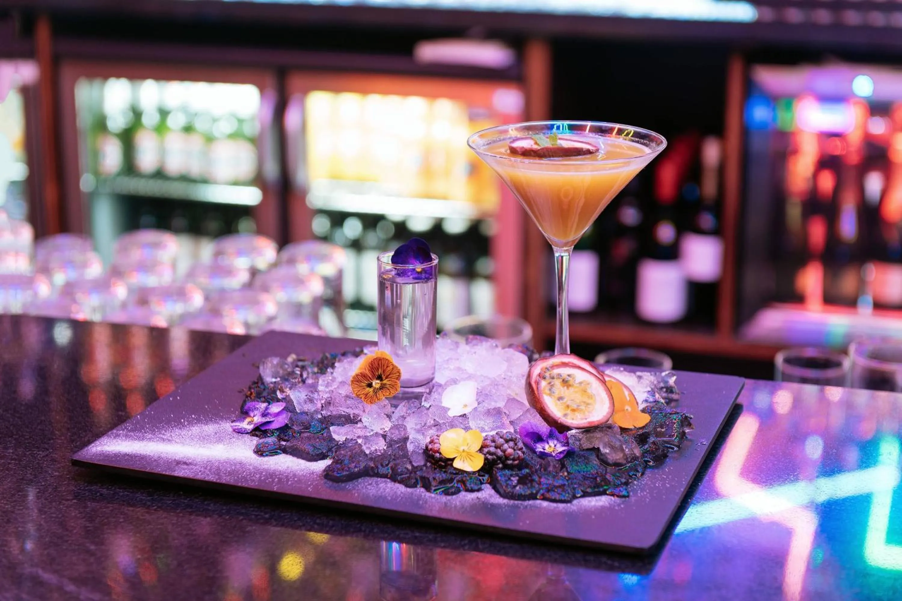 Lounge or bar in Renaissance London Heathrow Hotel