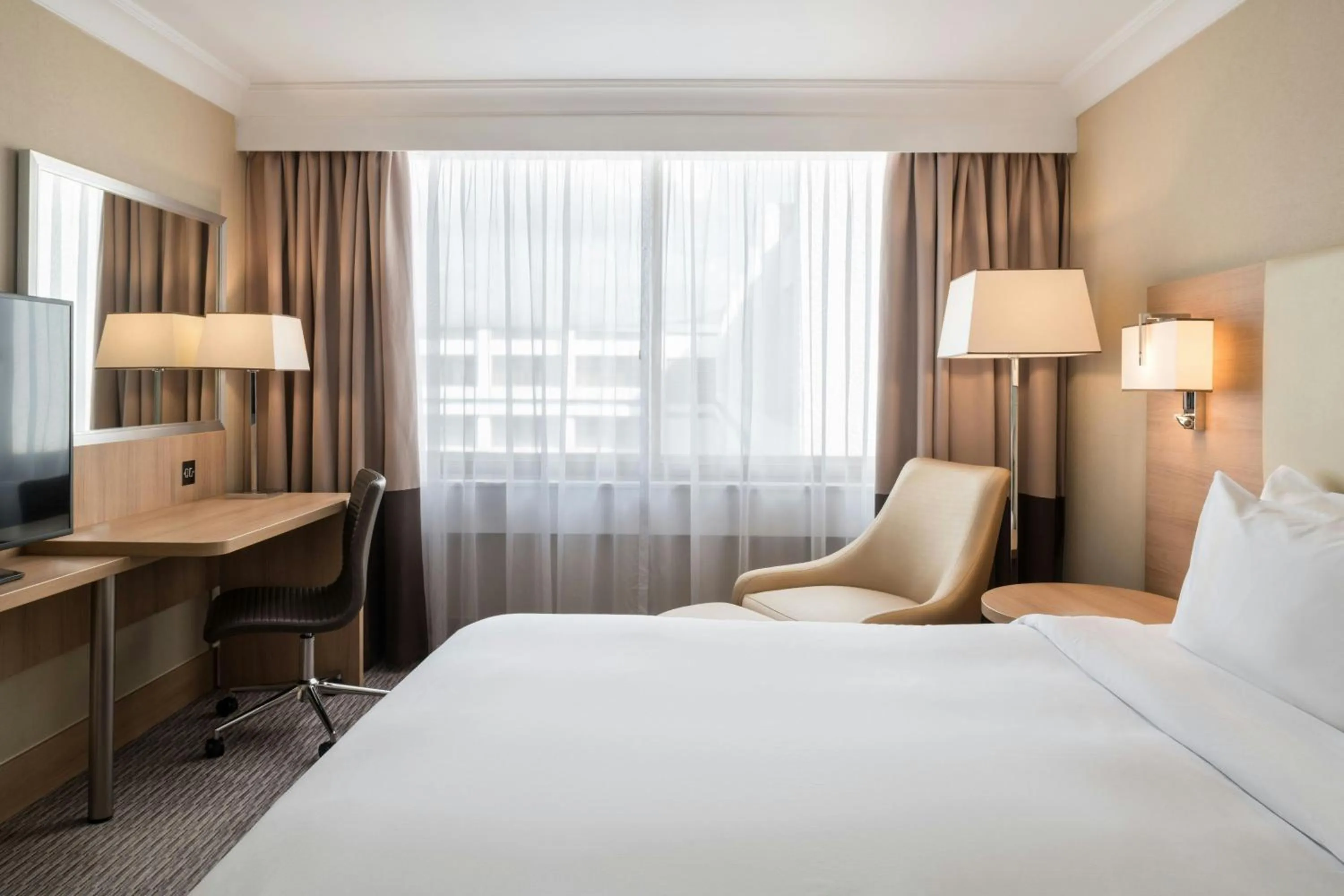 Bedroom, Bed in Renaissance London Heathrow Hotel