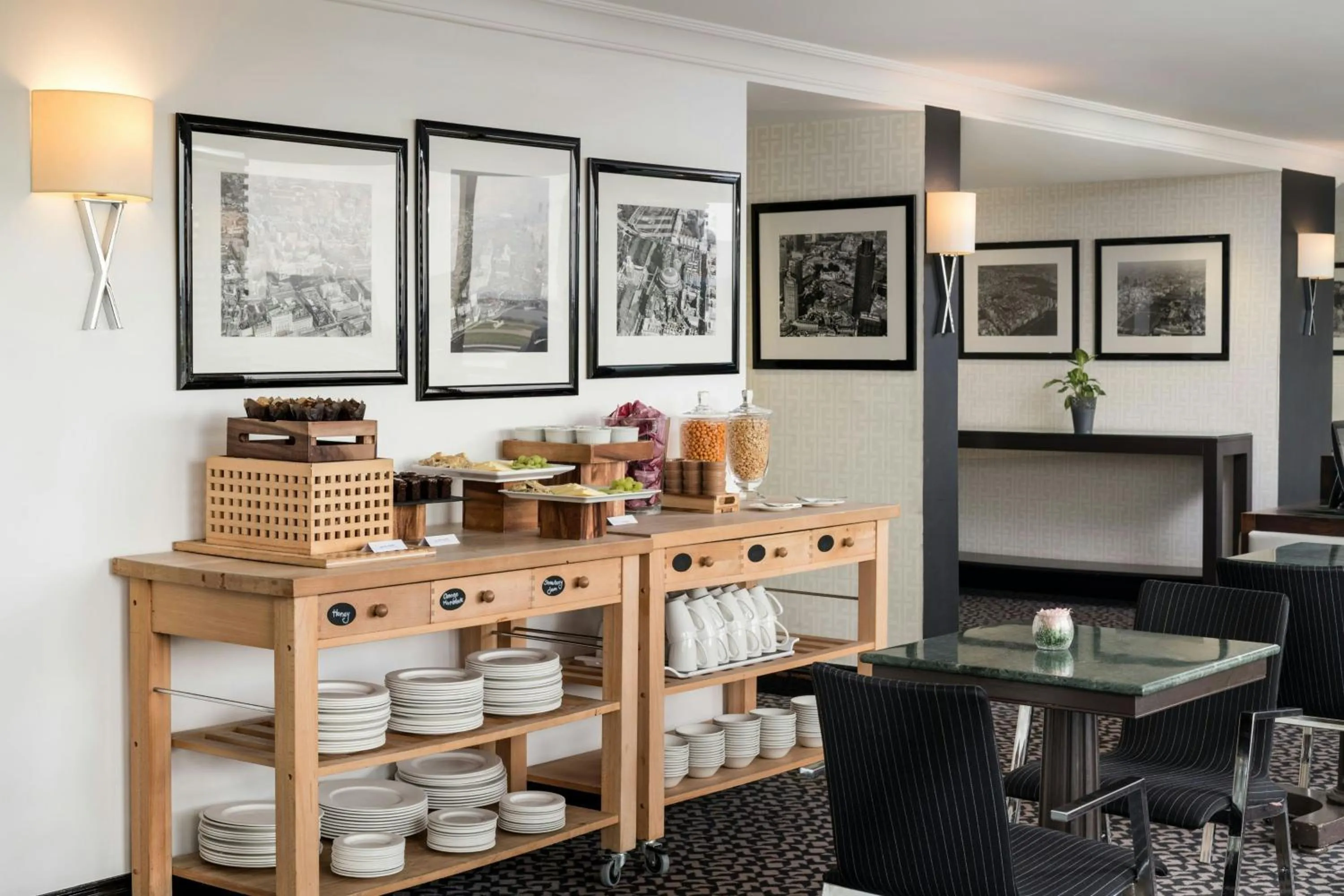 Lounge or bar in Renaissance London Heathrow Hotel