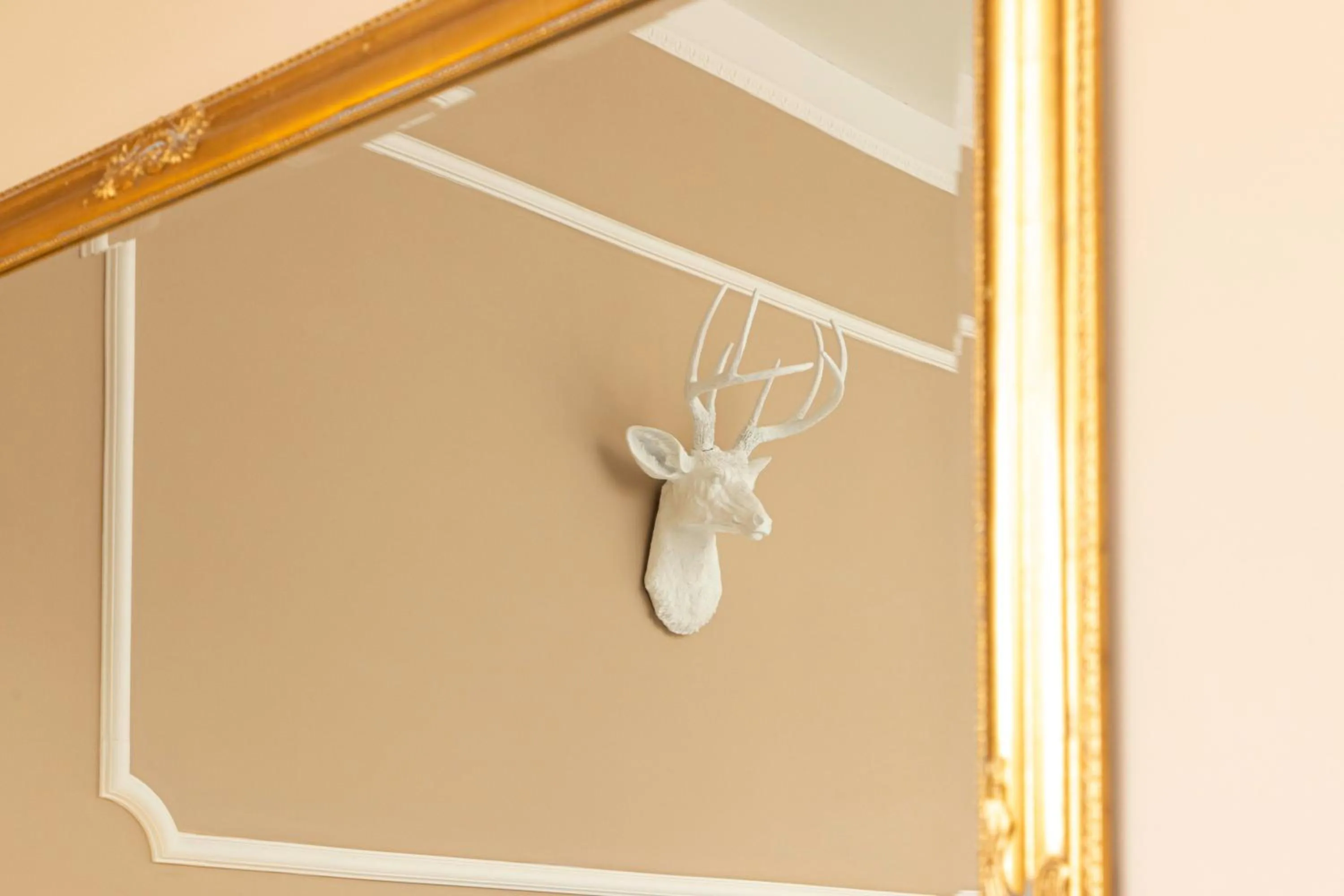 Decorative detail in Colibrì Prestige Rooms - Roman Ruins View