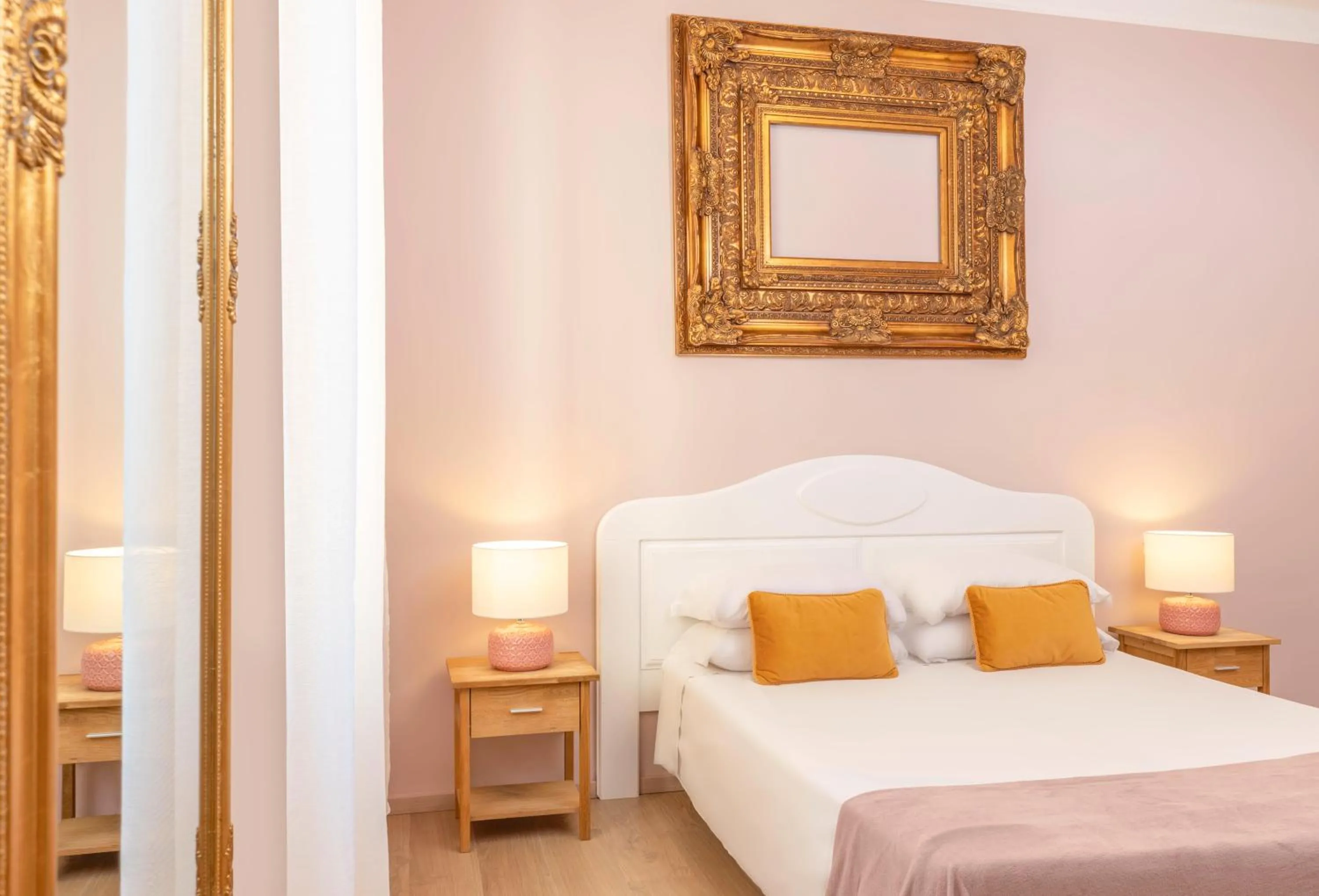 Bed in Colibrì Prestige Rooms - Roman Ruins View