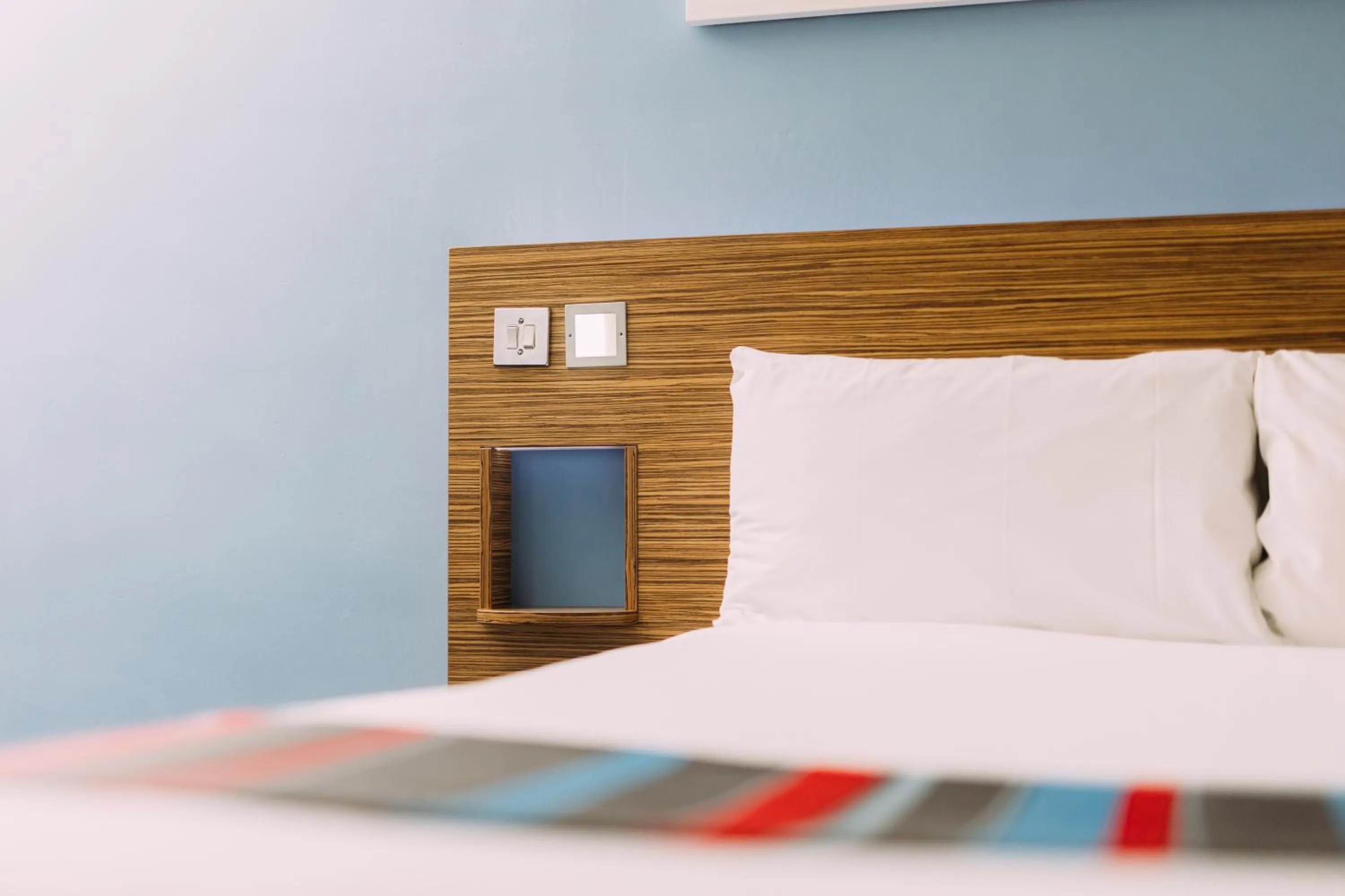 Bedroom, Bed in Travelodge Belfast