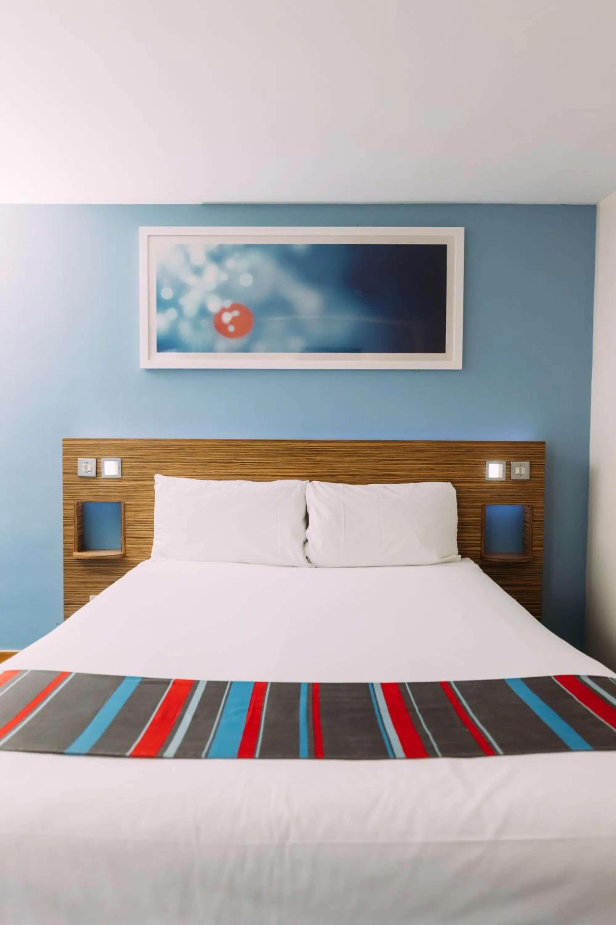 Bedroom, Bed in Travelodge Belfast