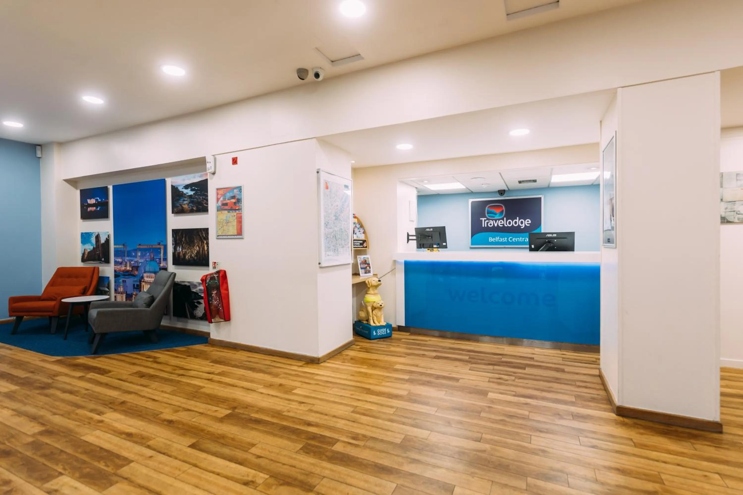 Lobby or reception in Travelodge Belfast