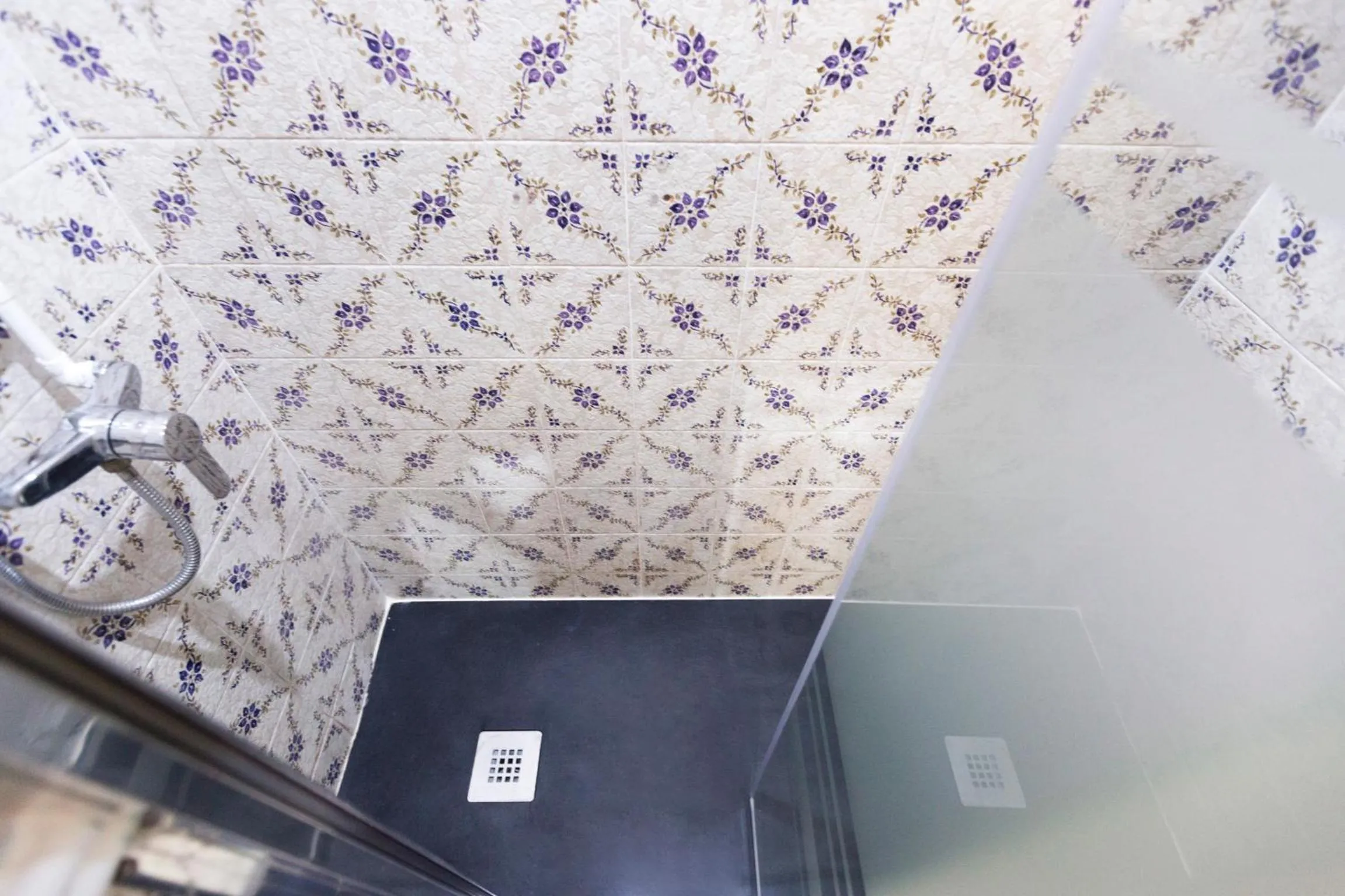 Shower in Total Valencia Vintage